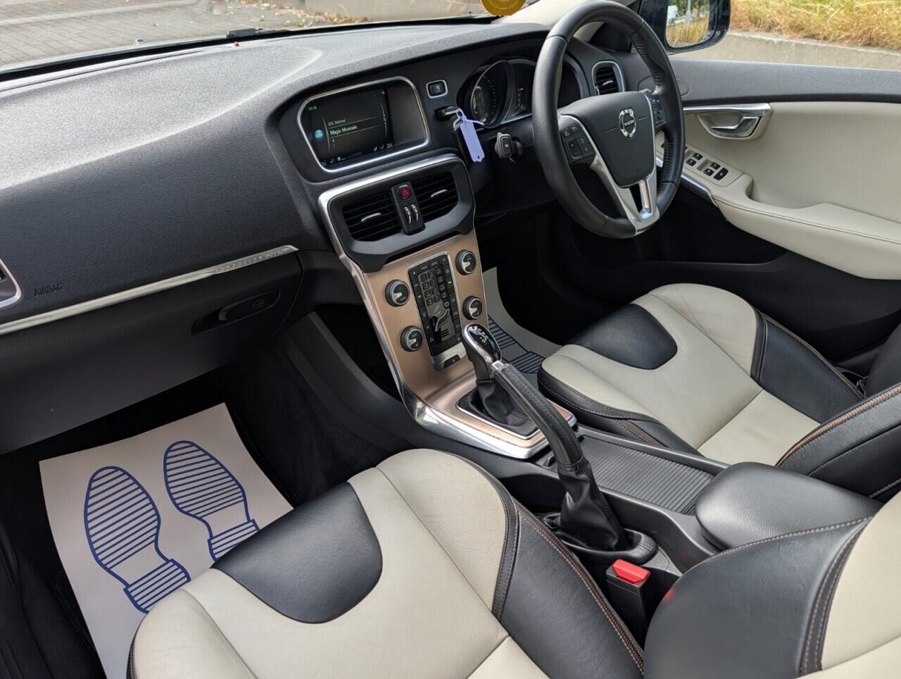 Volvo V40 Cross Country view 26
