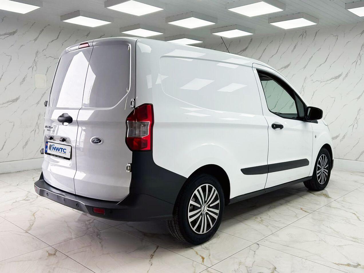 Ford Transit Courier view 13