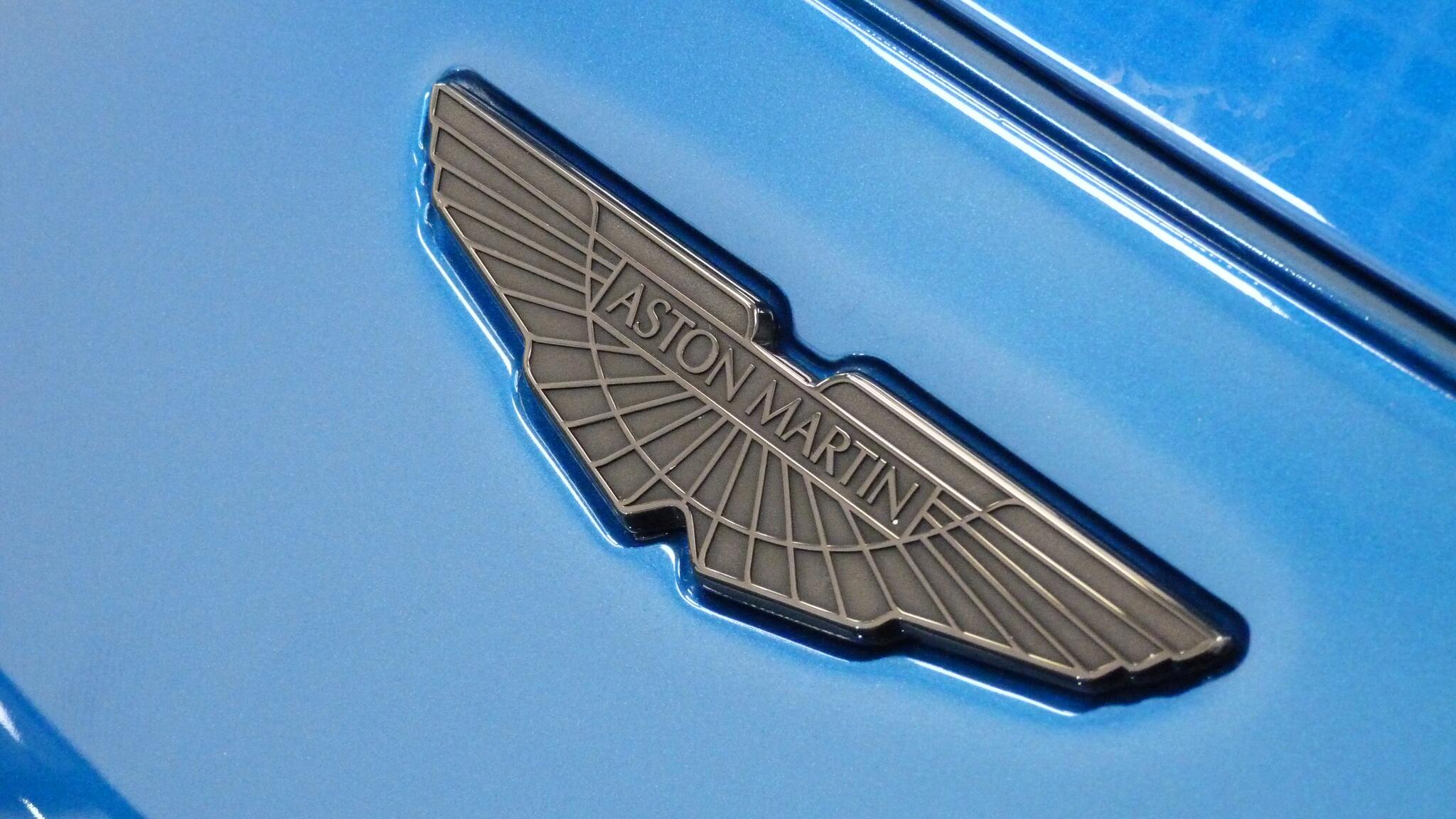 Aston Martin Vantage view 36