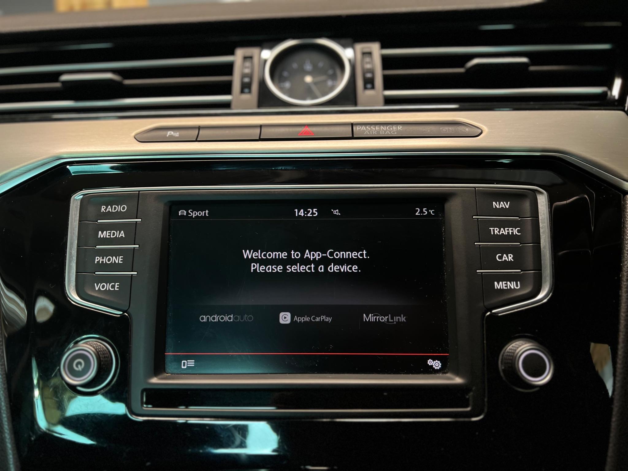 Volkswagen Passat view 26