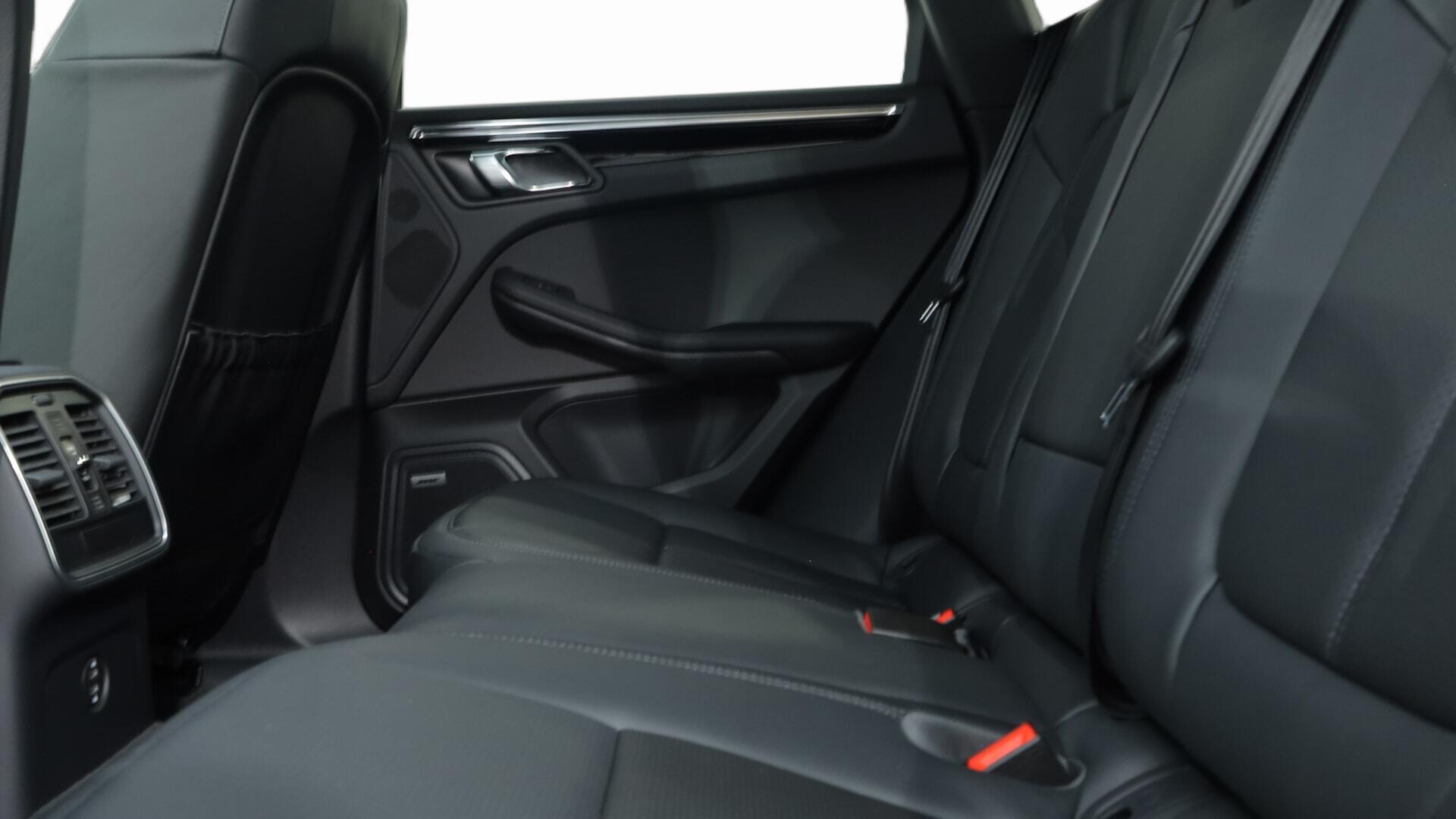 Porsche Macan view 23
