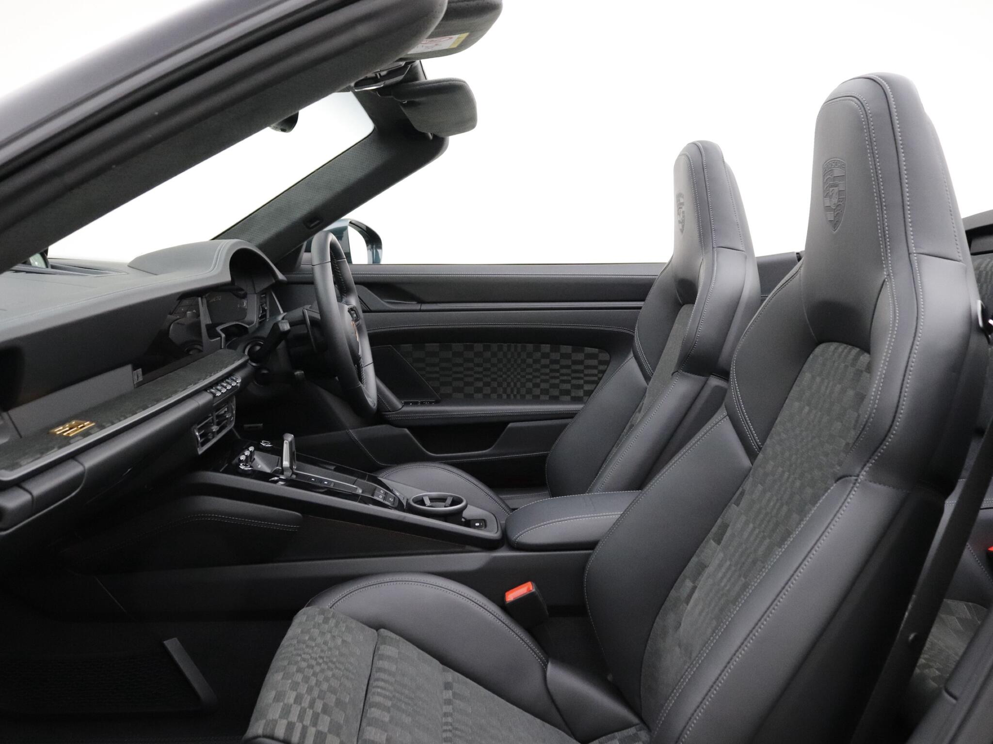 Porsche 911 view 32