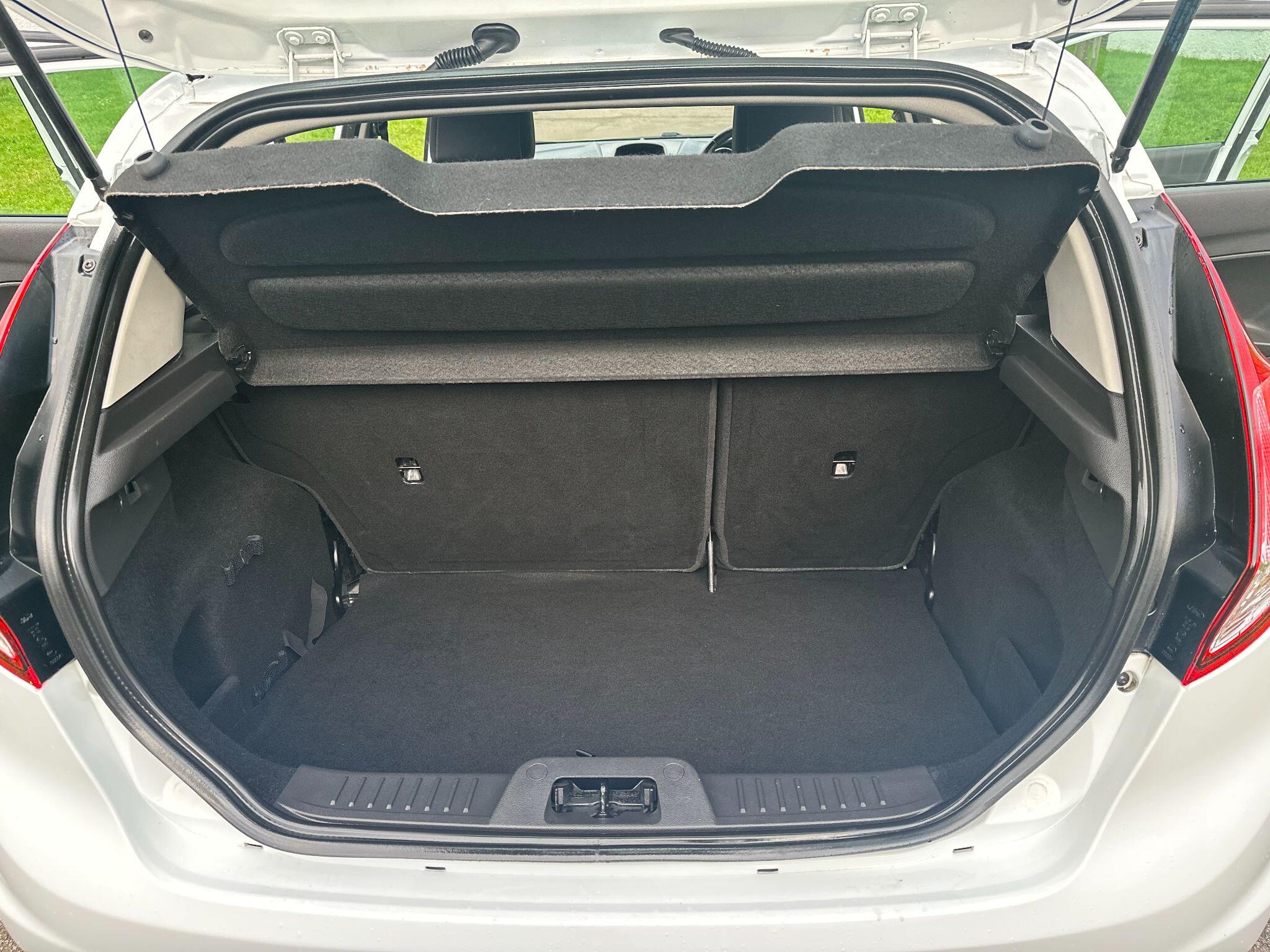 2015 Ford Fiesta image 16