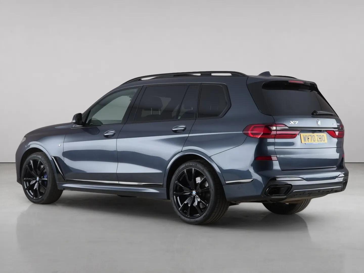 BMW X7 view 6