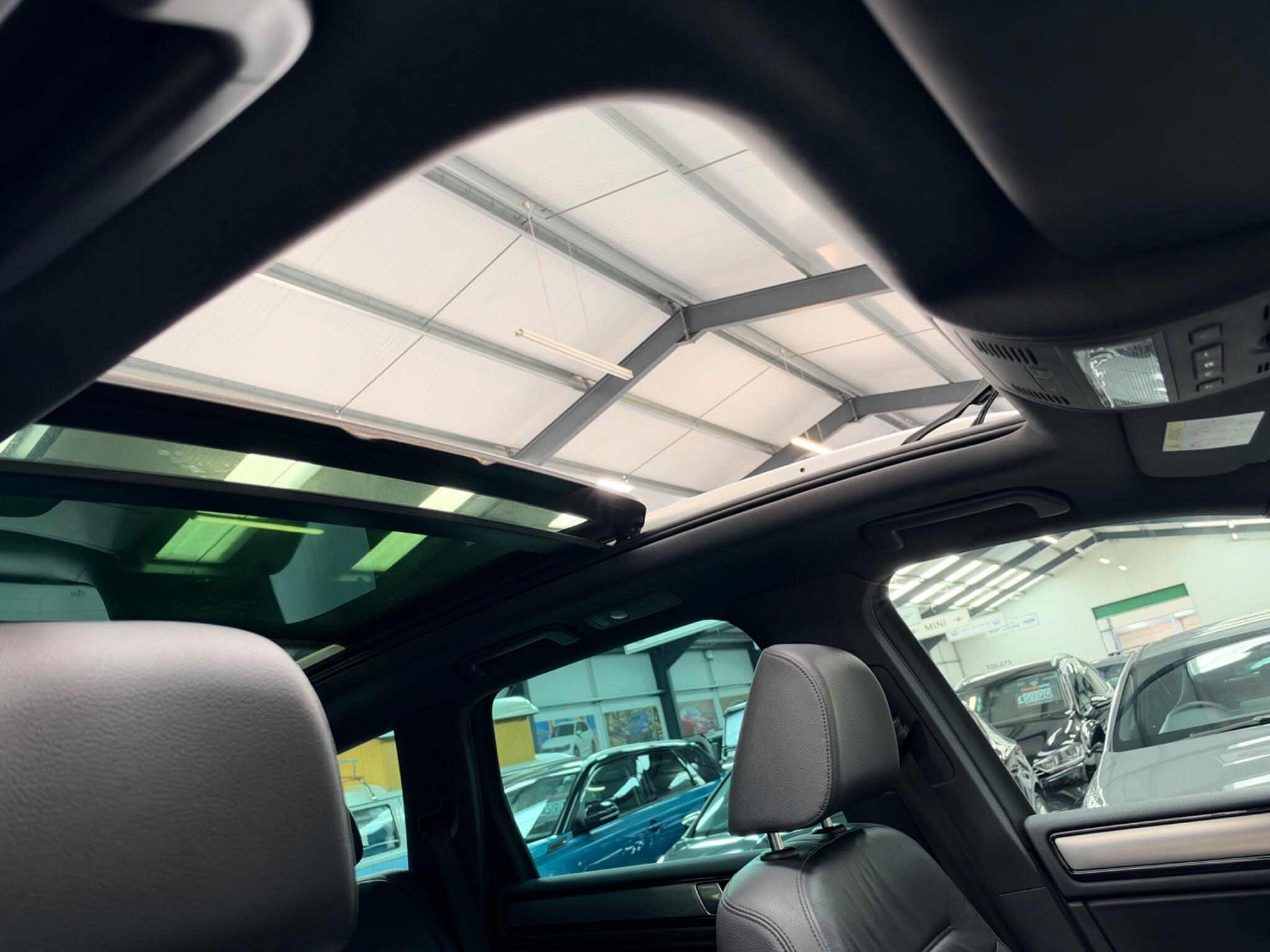 Volkswagen Touareg view 5