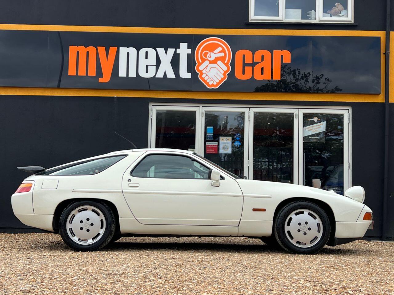 Porsche 928 view 9