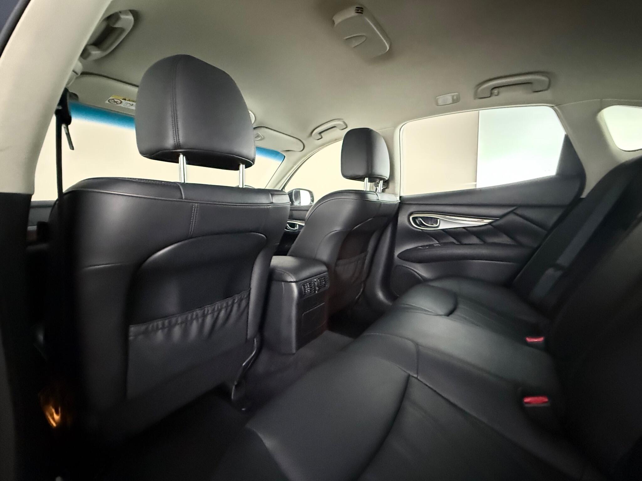 Infiniti Q70 view 33