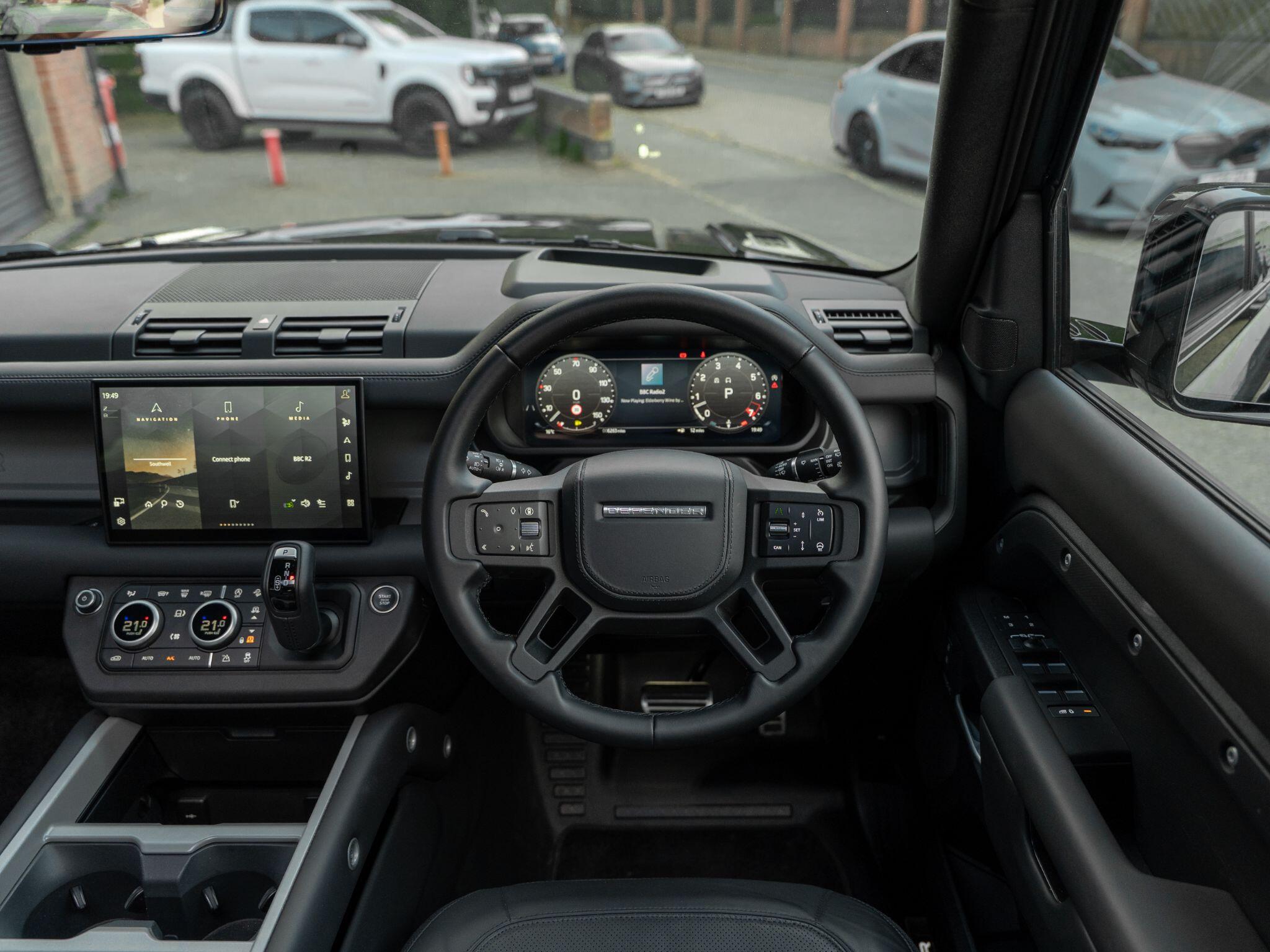 Land Rover Defender 110 view 40