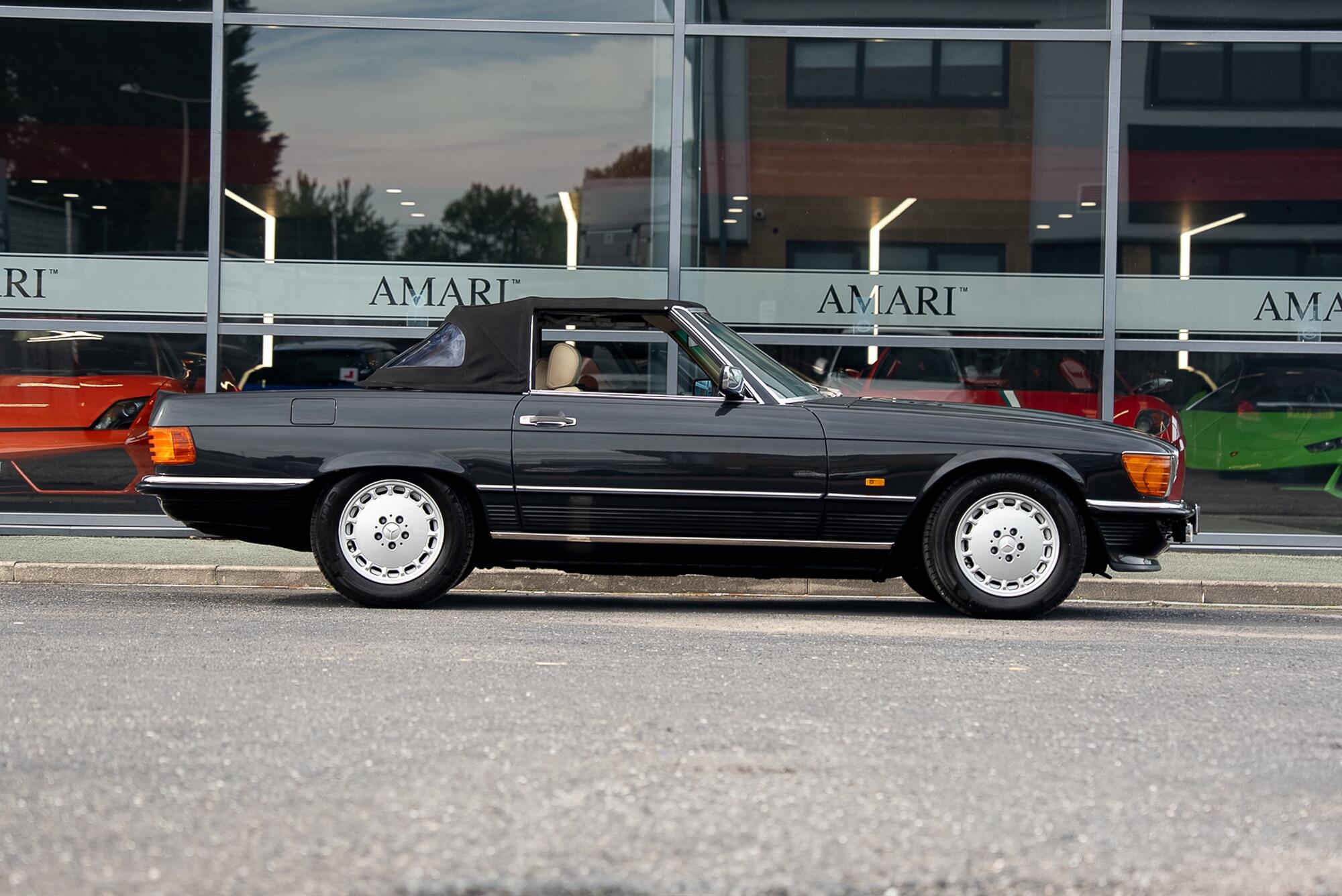 Mercedes-Benz 500 SL view 3