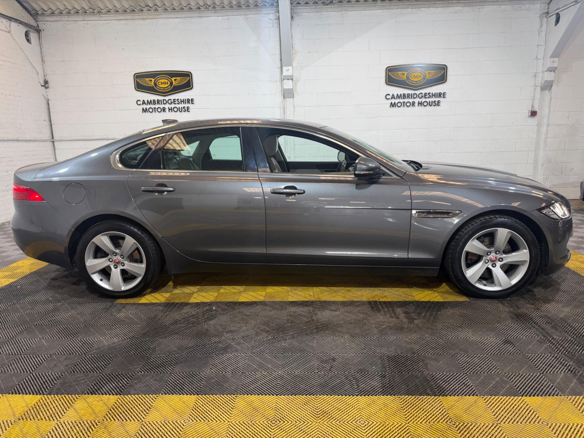 Jaguar XF view 14