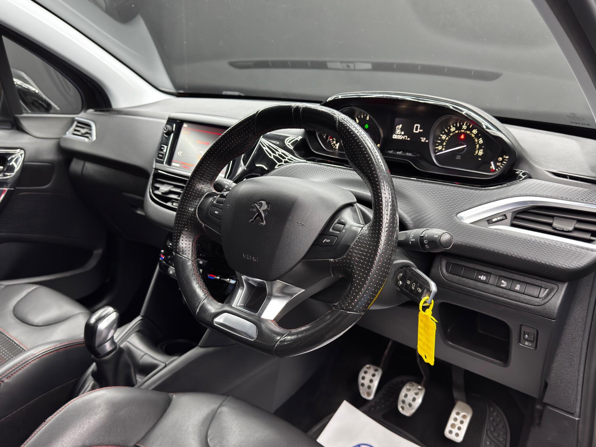 Peugeot 208 view 9