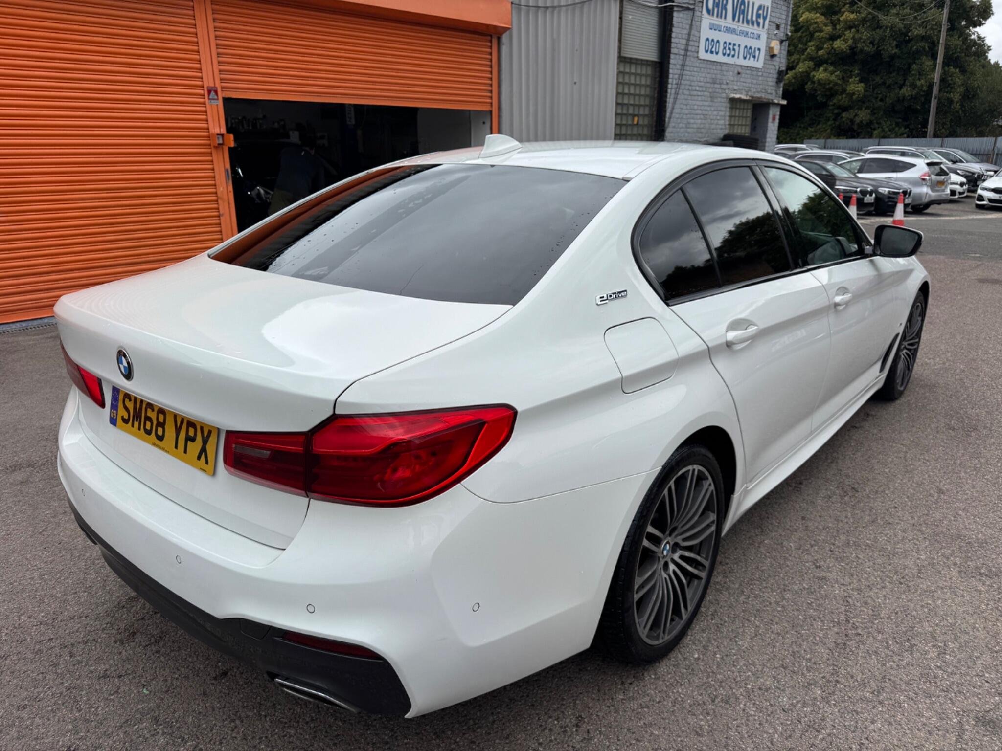 BMW 5 Series view 4