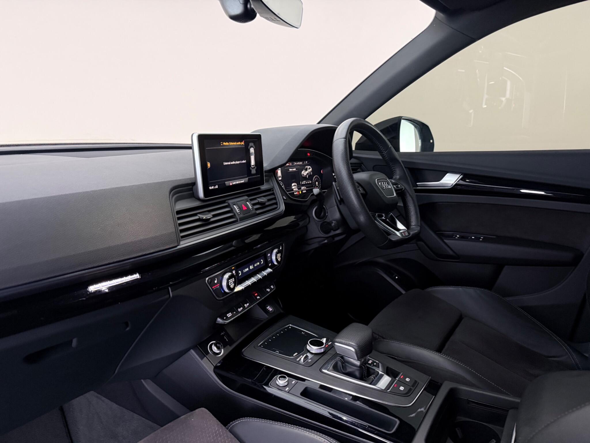 Audi Q5 view 4