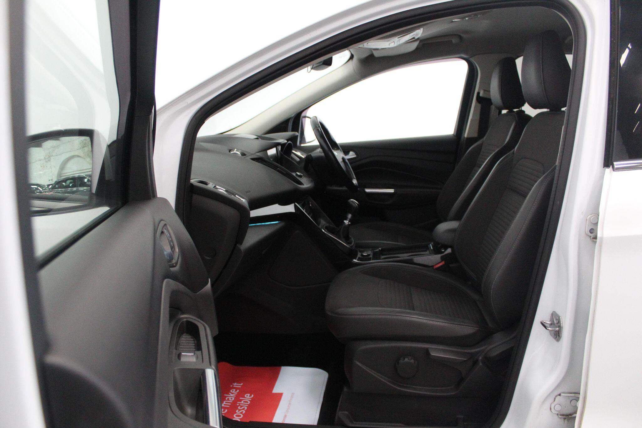 Ford Kuga view 45