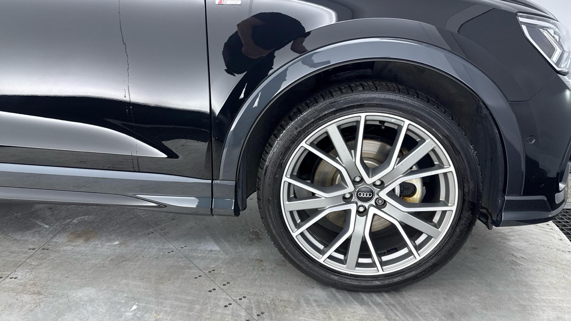 Audi Q3 view 25