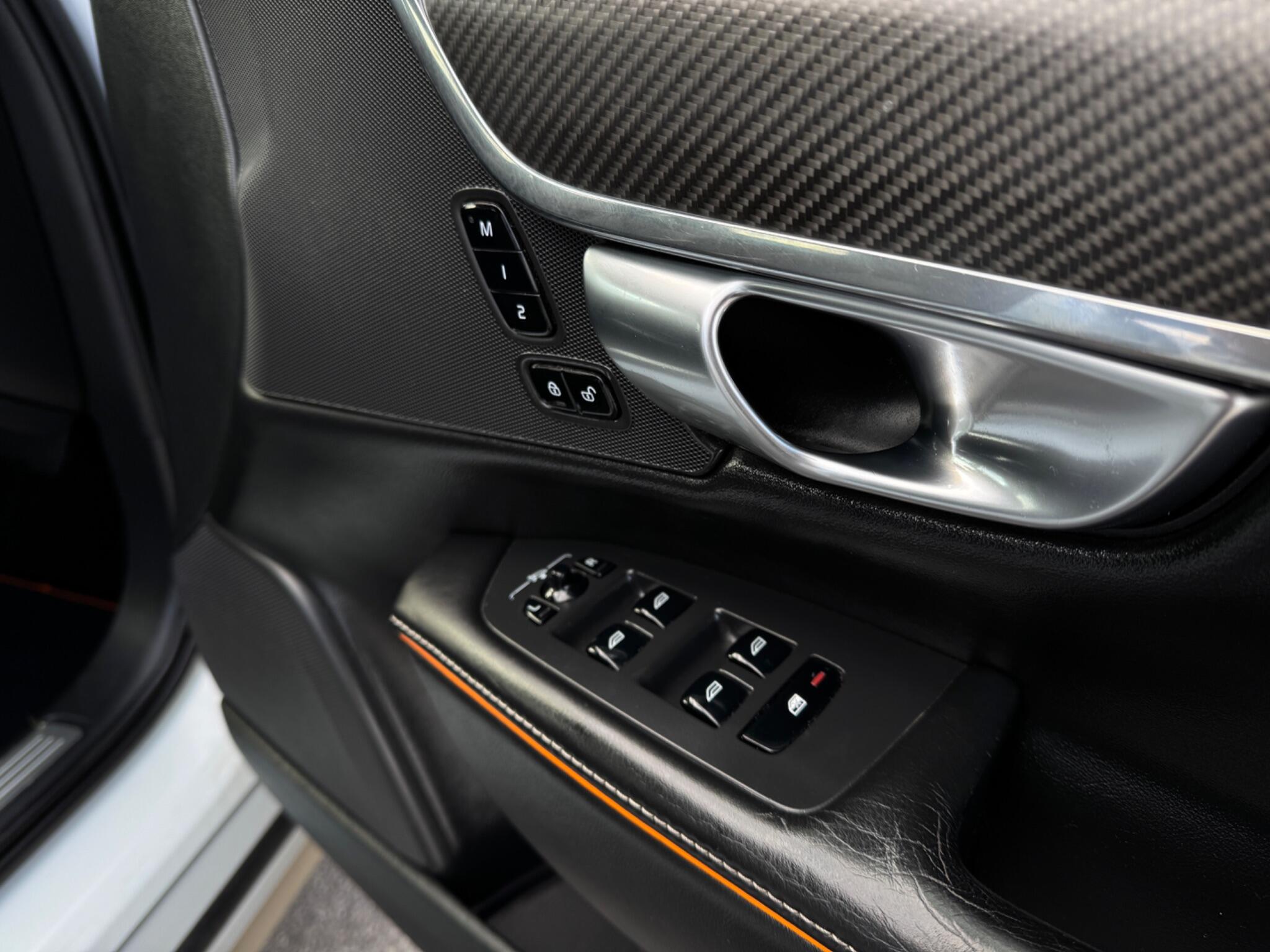 Volvo V90 Cross Country view 34