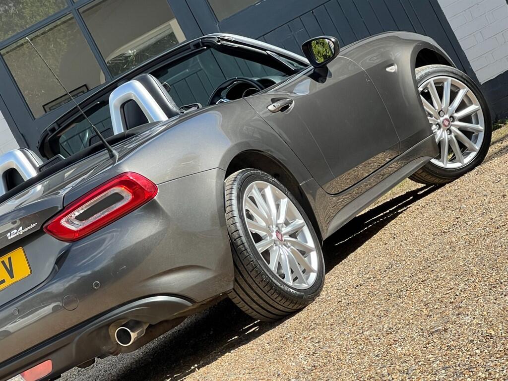 Fiat 124 Spider view 10