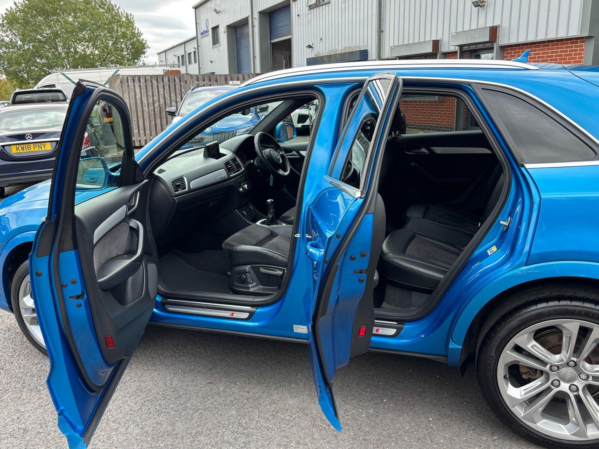 Audi Q3 view 15
