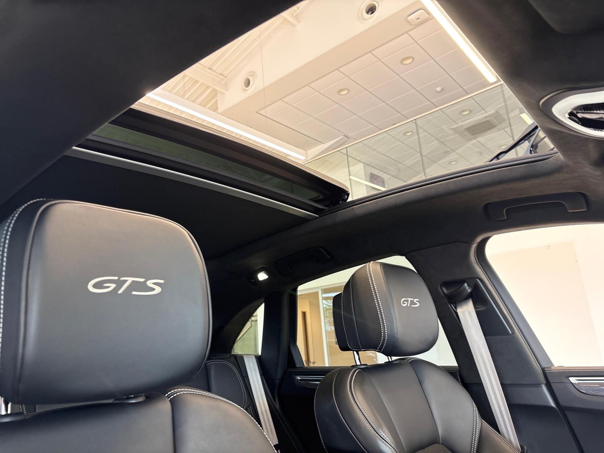Porsche Macan view 28