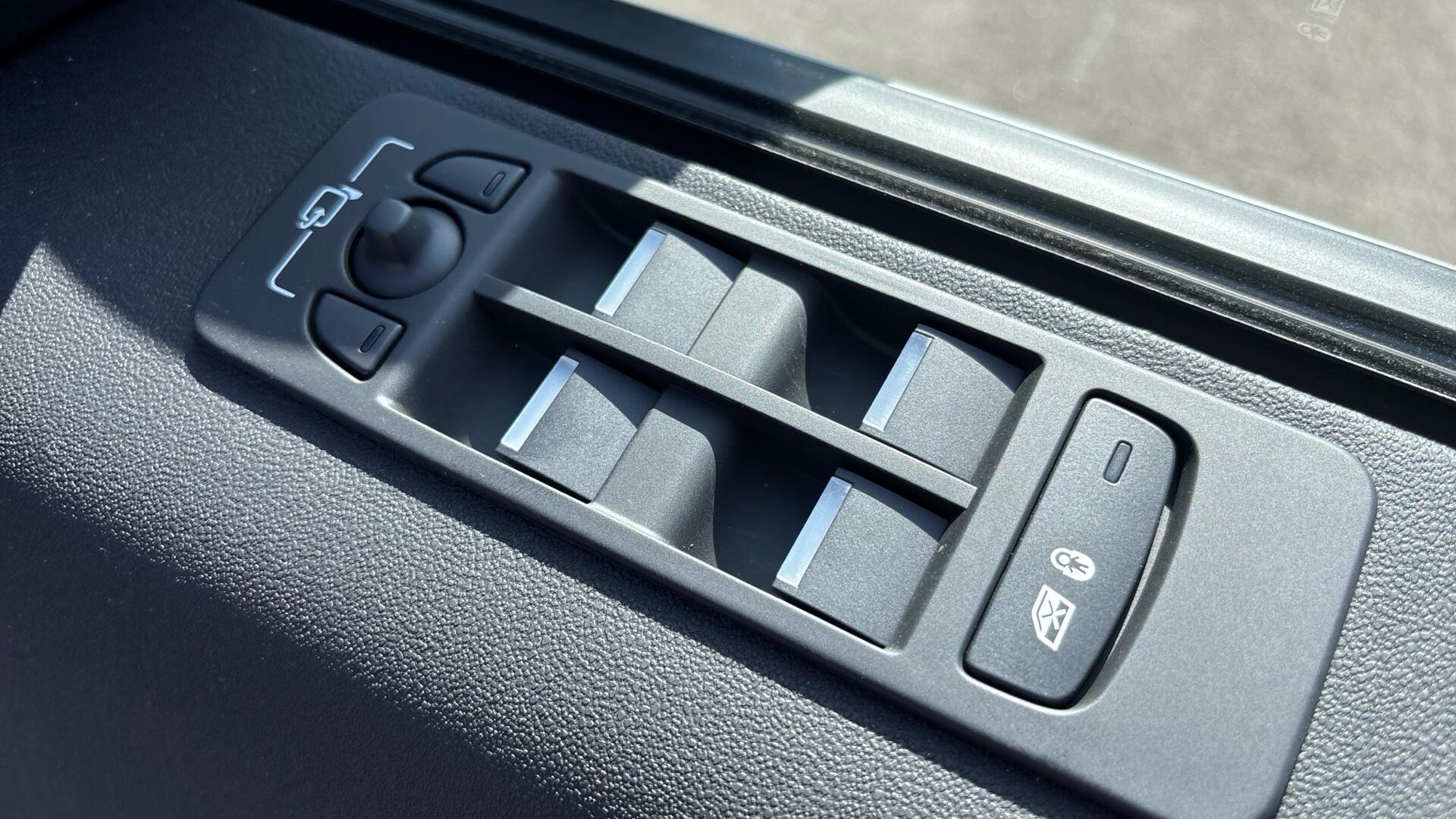 Land Rover Discovery Sport view 34