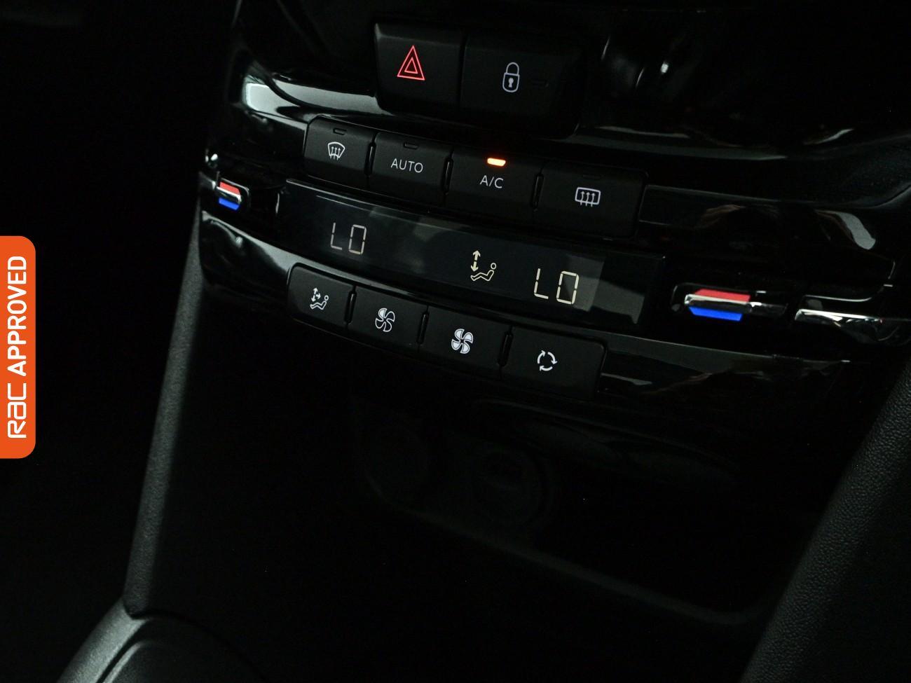 Peugeot 208 view 17
