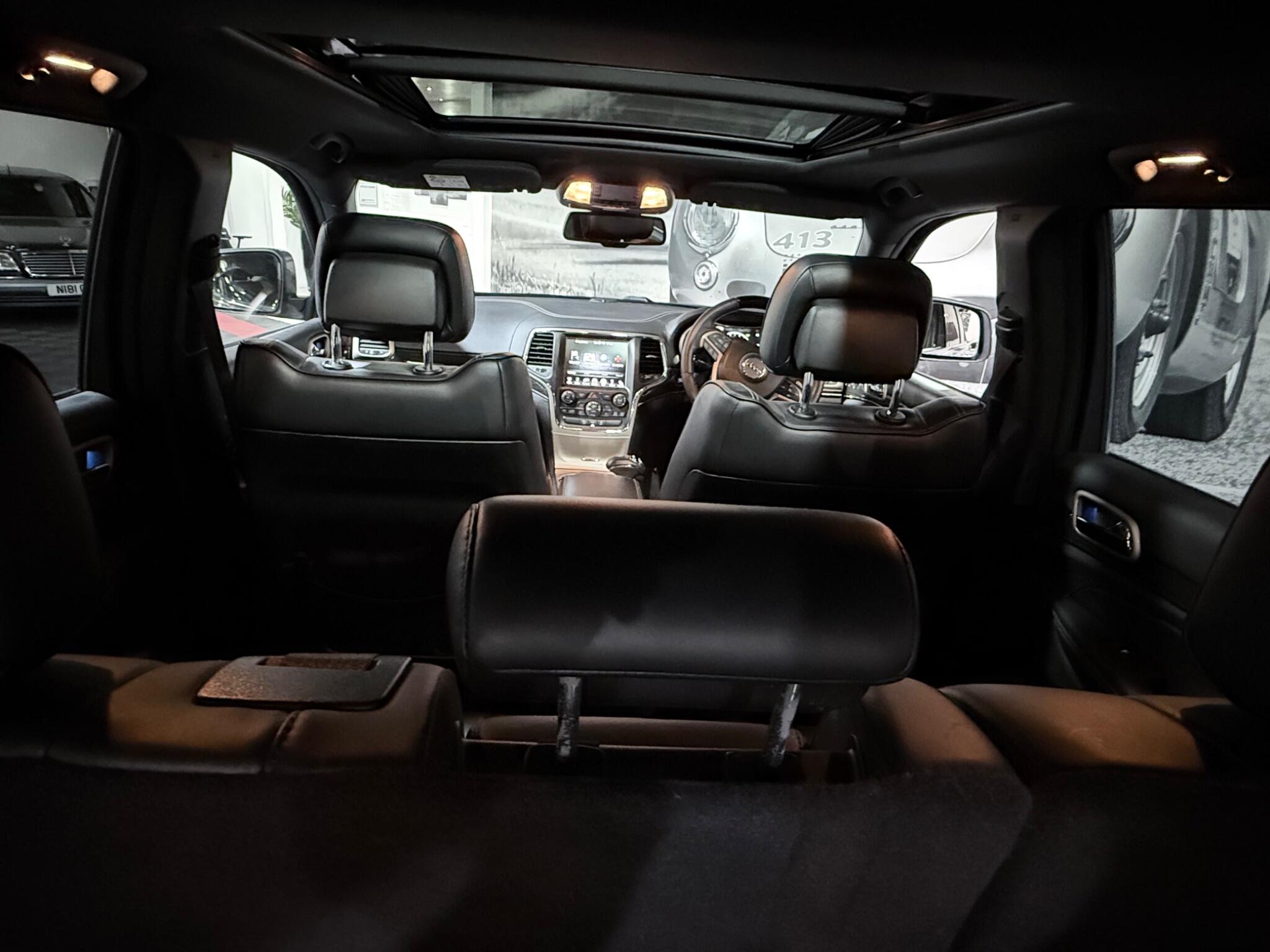 Jeep Grand Cherokee view 24