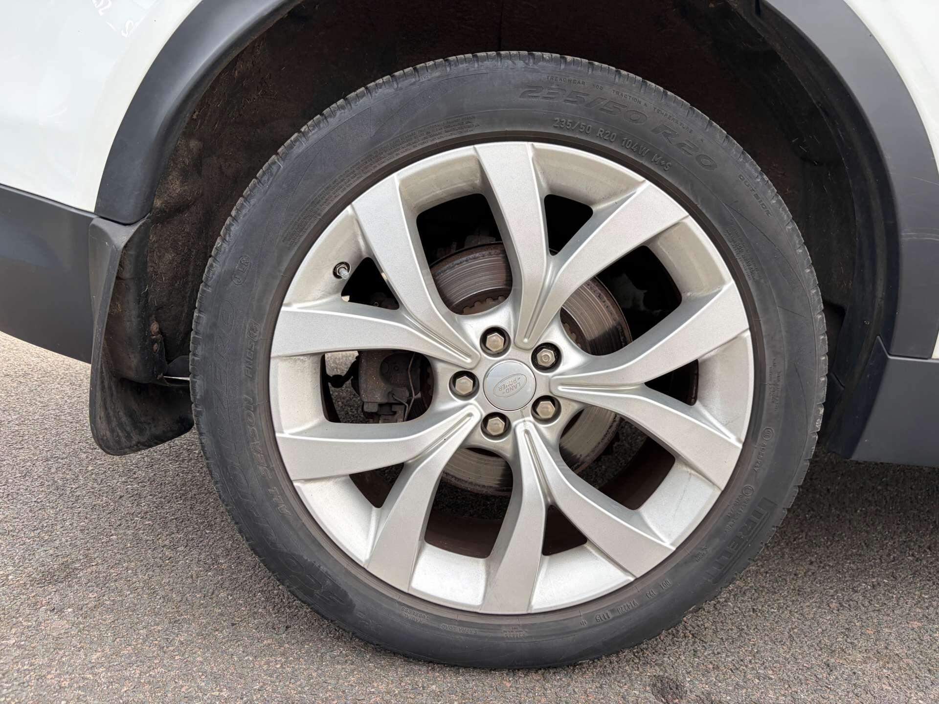 Land Rover Discovery Sport view 12