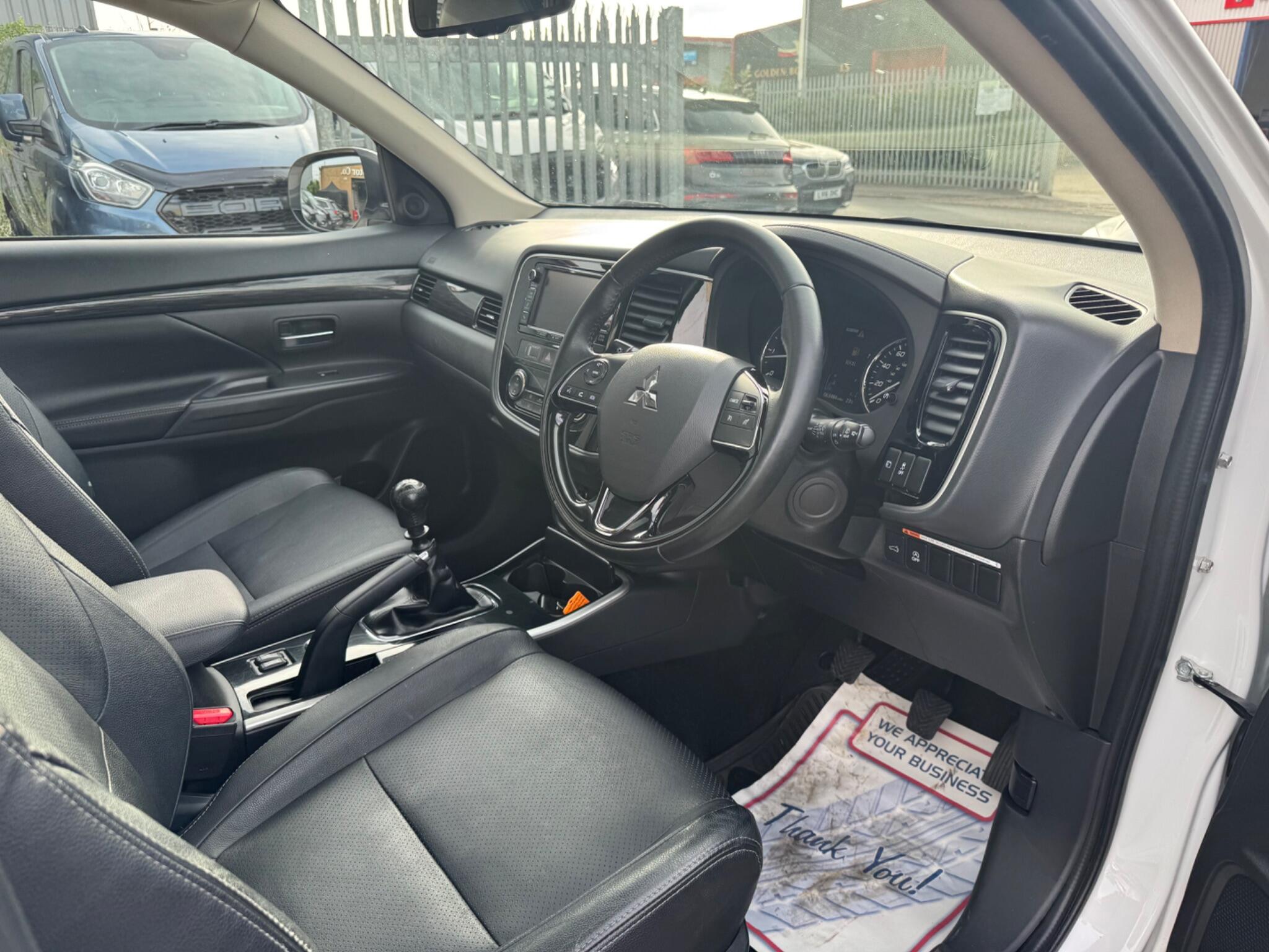 Mitsubishi Outlander view 13