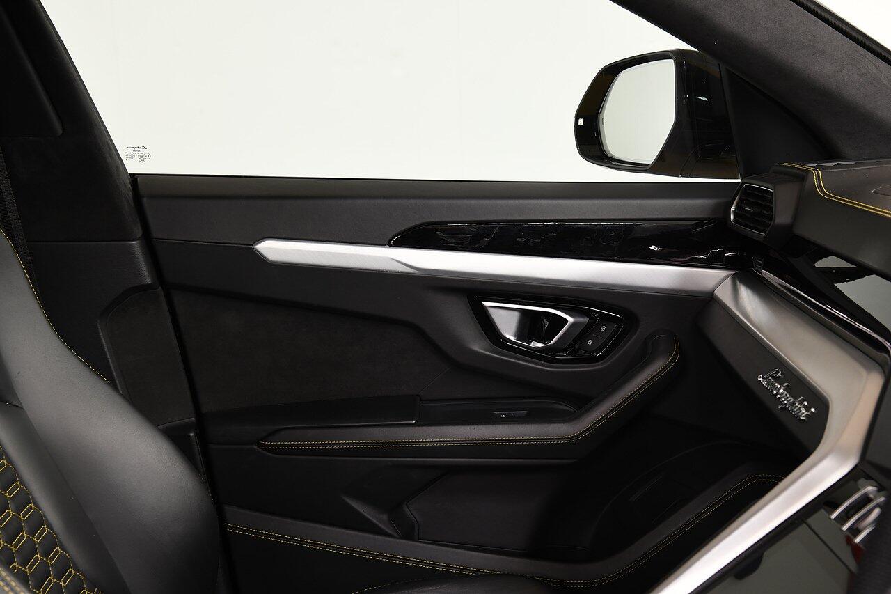Lamborghini Urus view 9