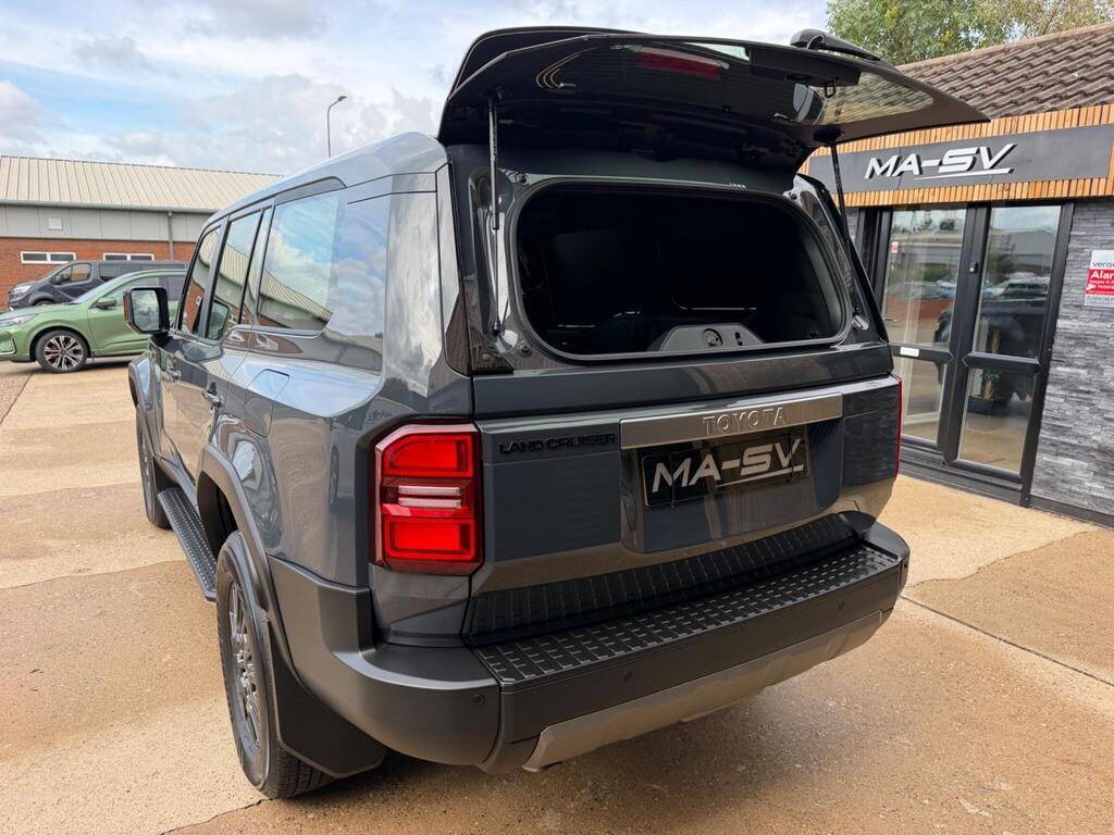 Toyota Land Cruiser view 16