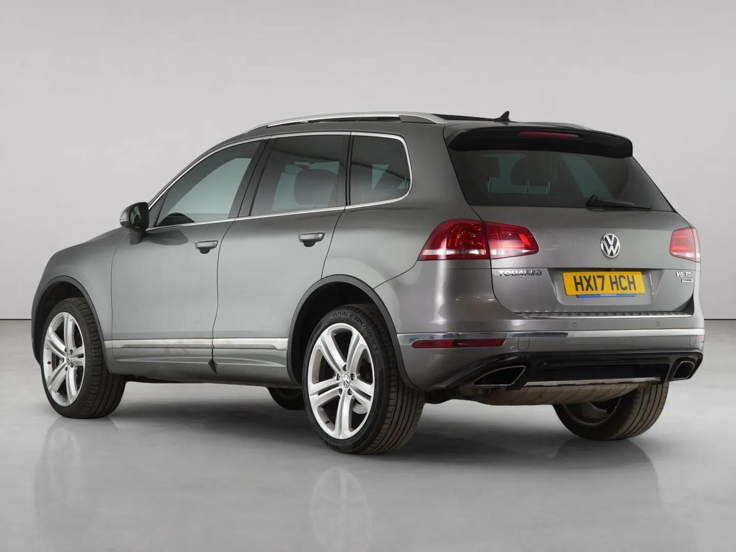 Volkswagen Touareg view 6