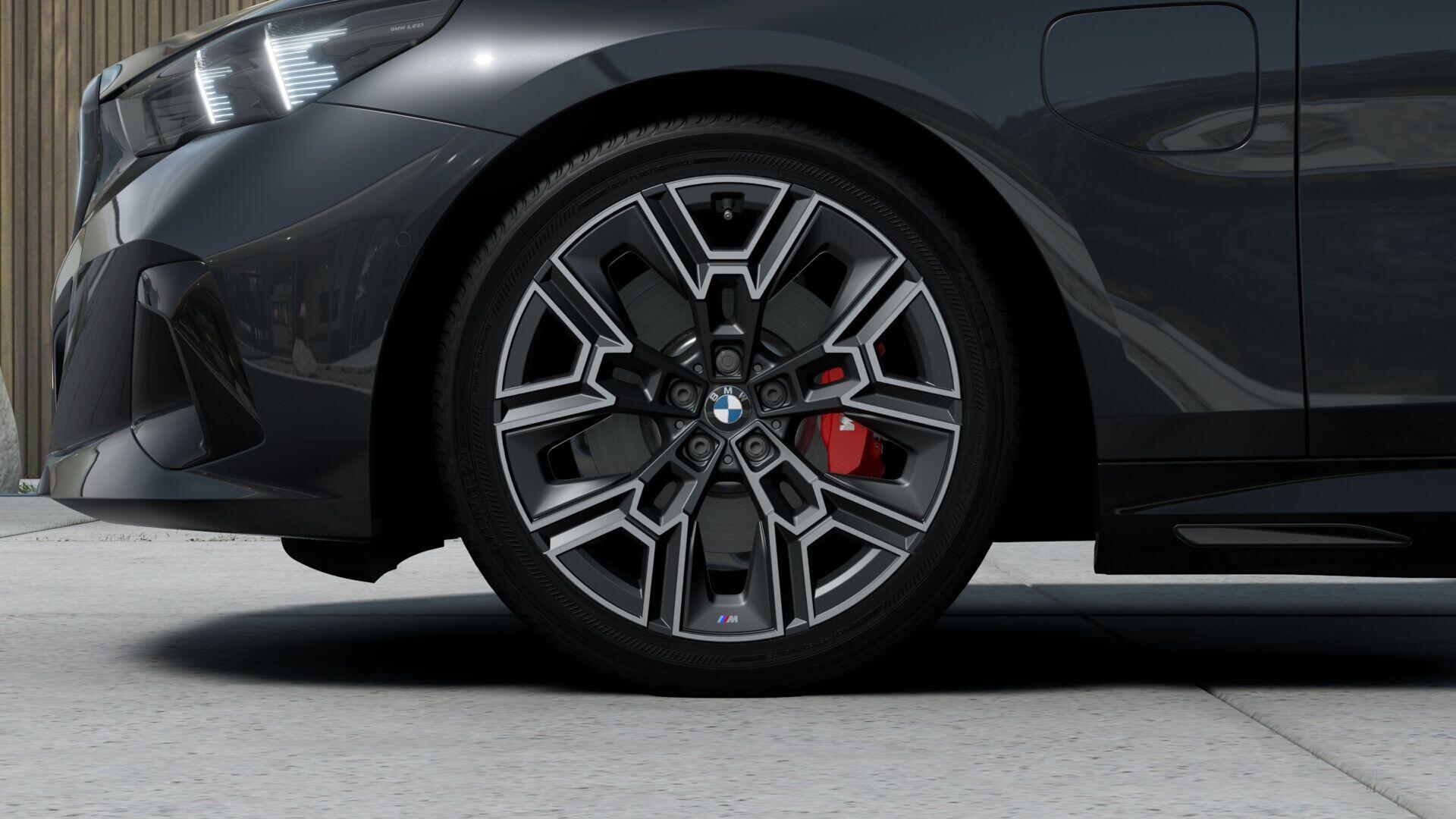 BMW 5 Series view 10