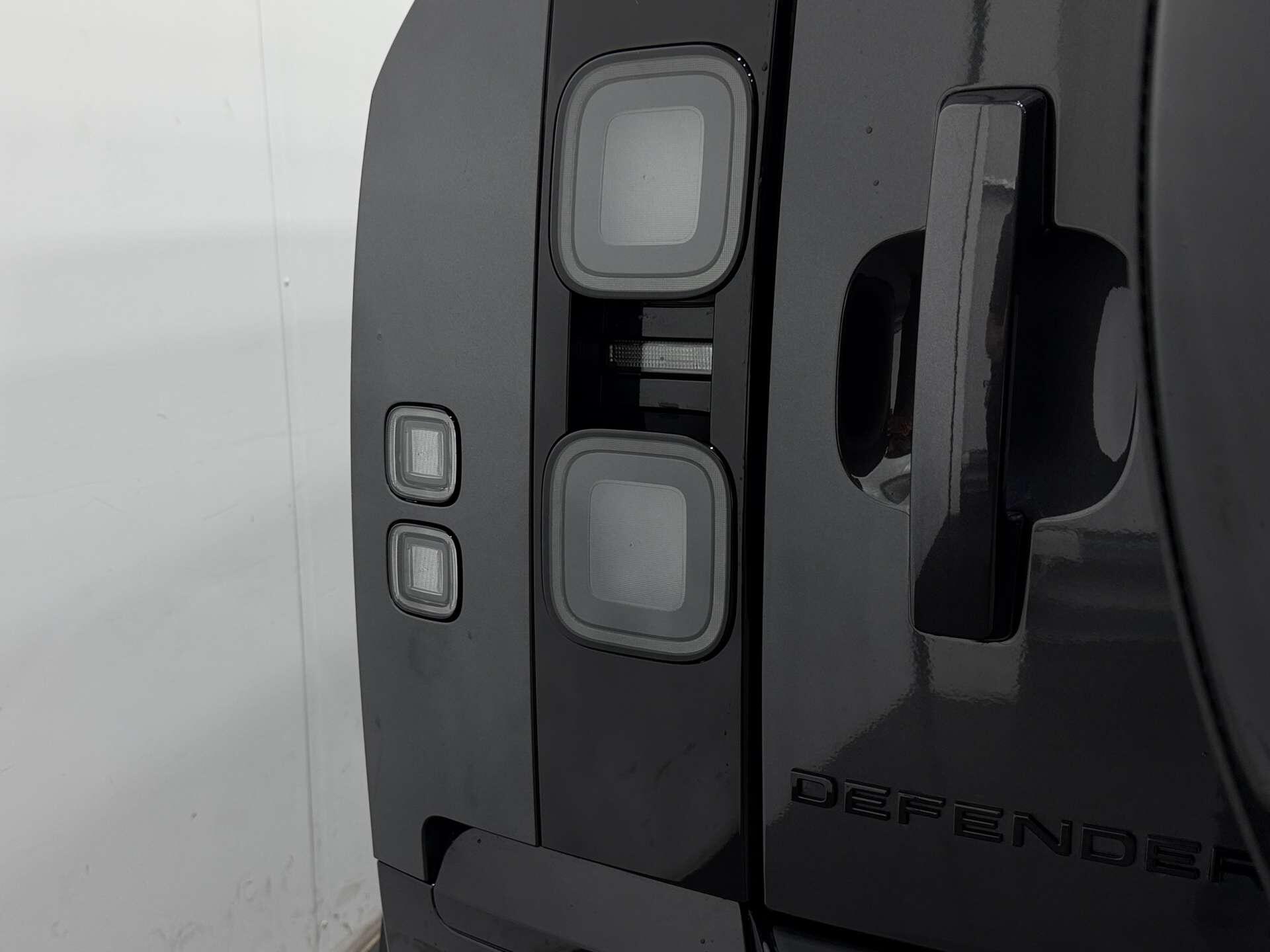 Land Rover Defender view 27