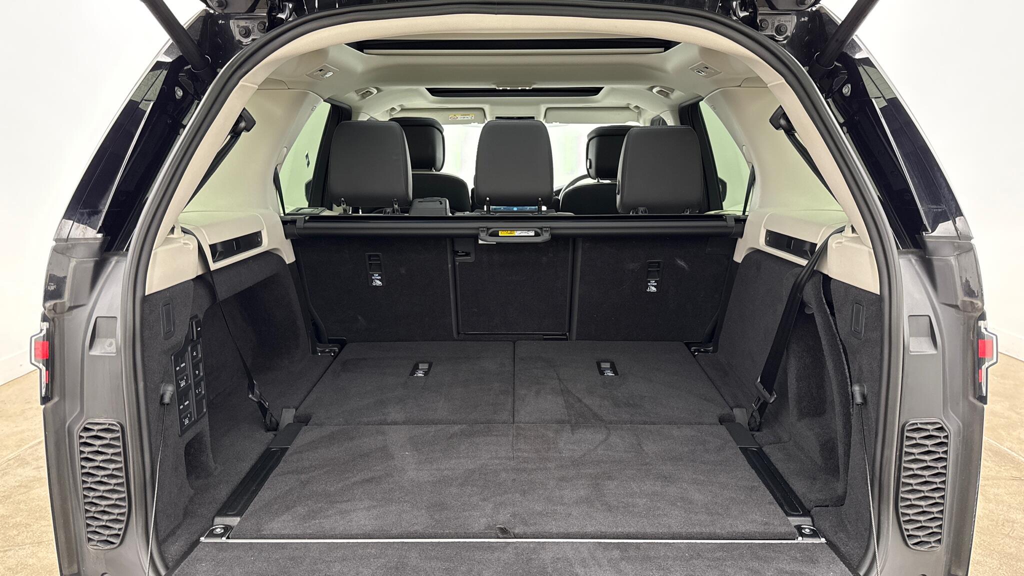 Land Rover Discovery view 10