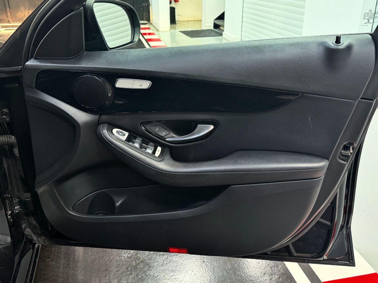 Mercedes-Benz C-Class view 25