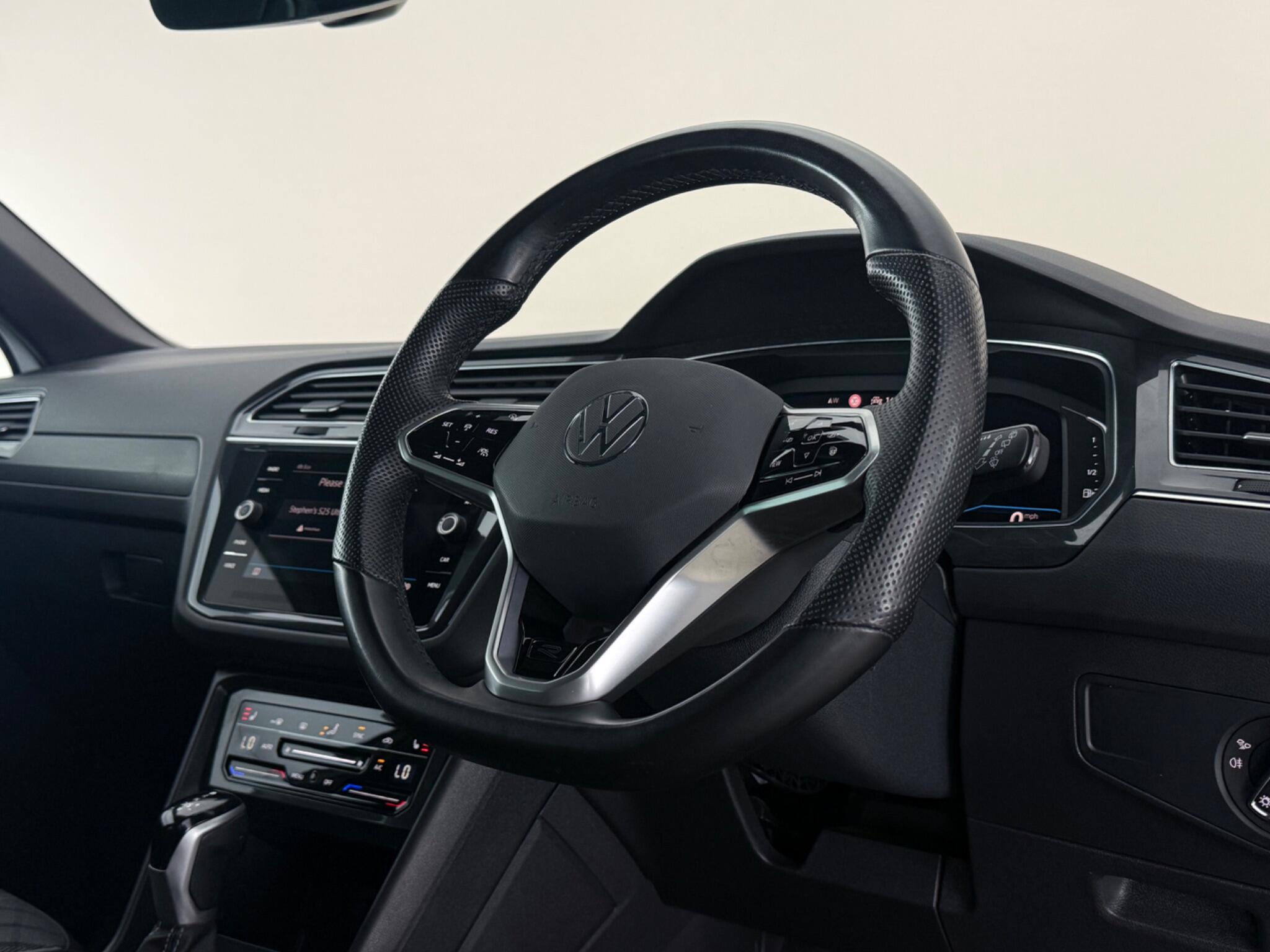 Volkswagen Tiguan view 3