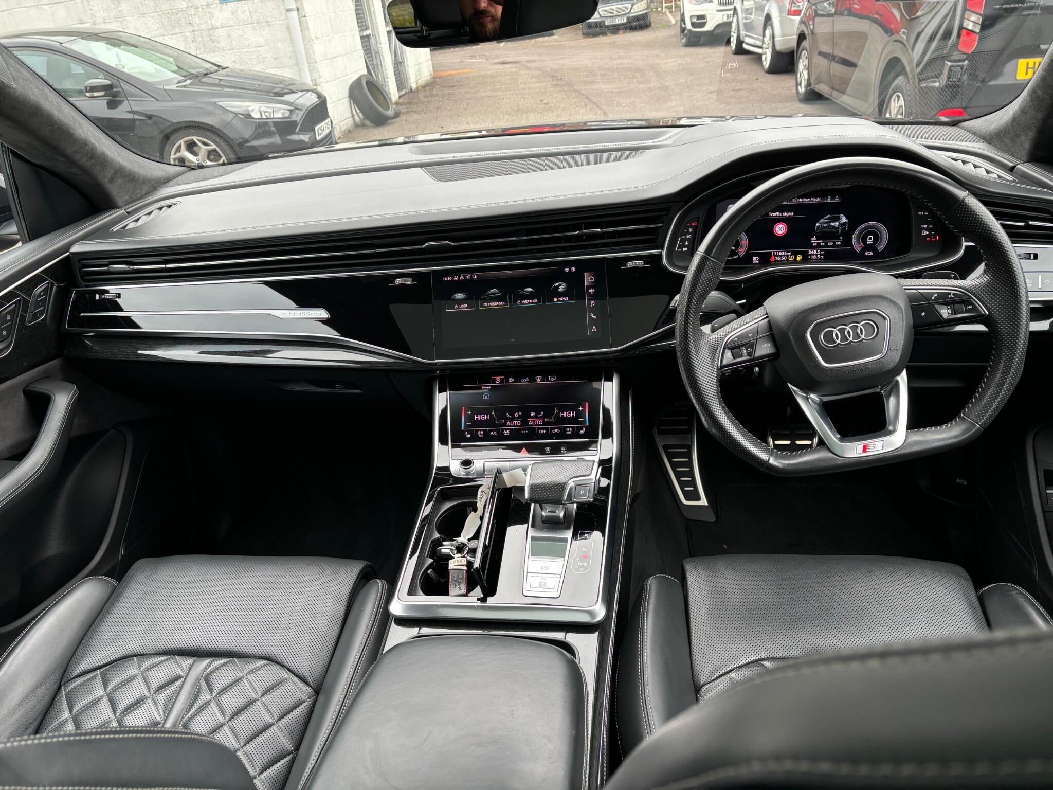 Audi Q8 view 13