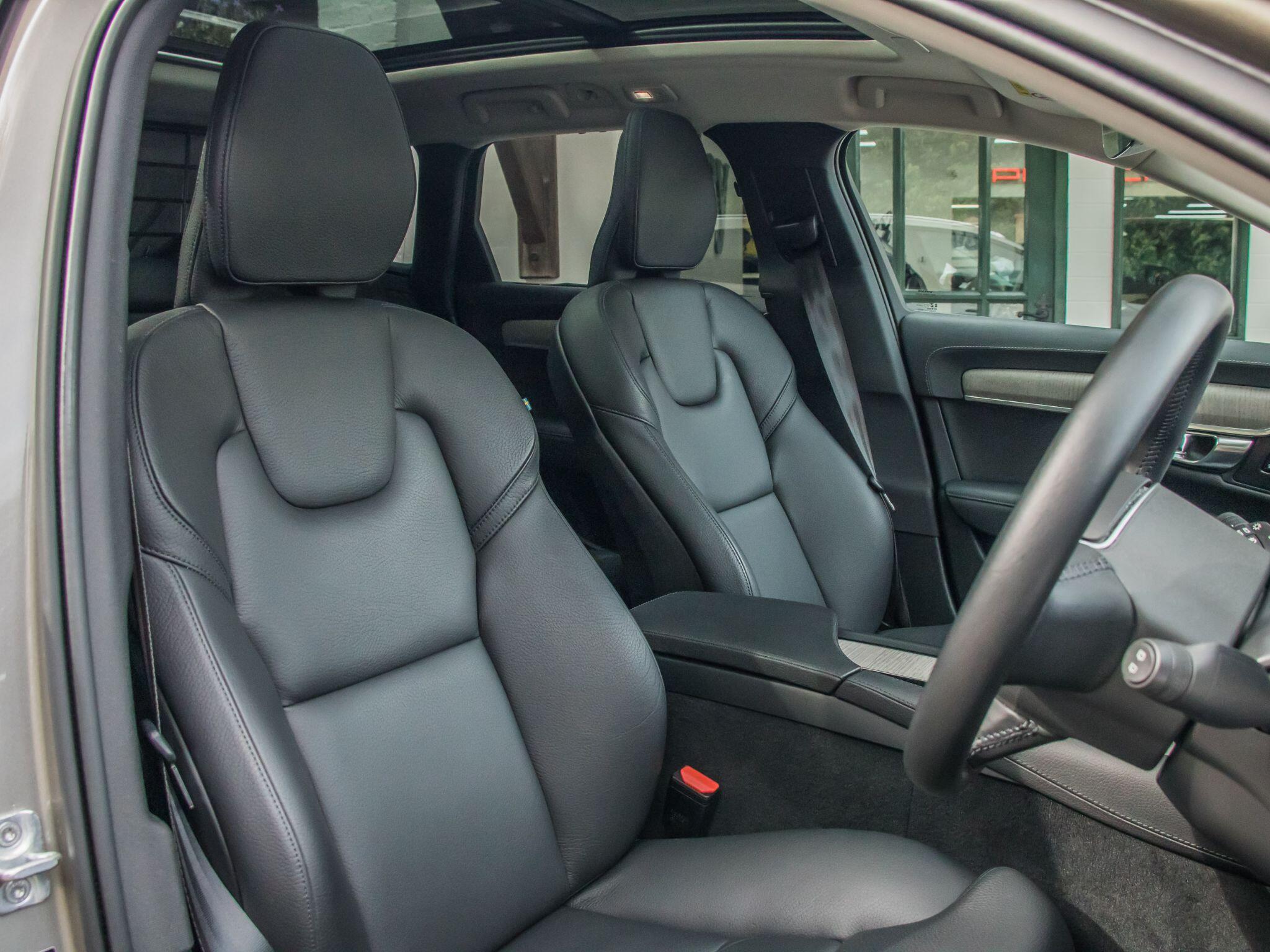 Volvo V90 Cross Country view 17