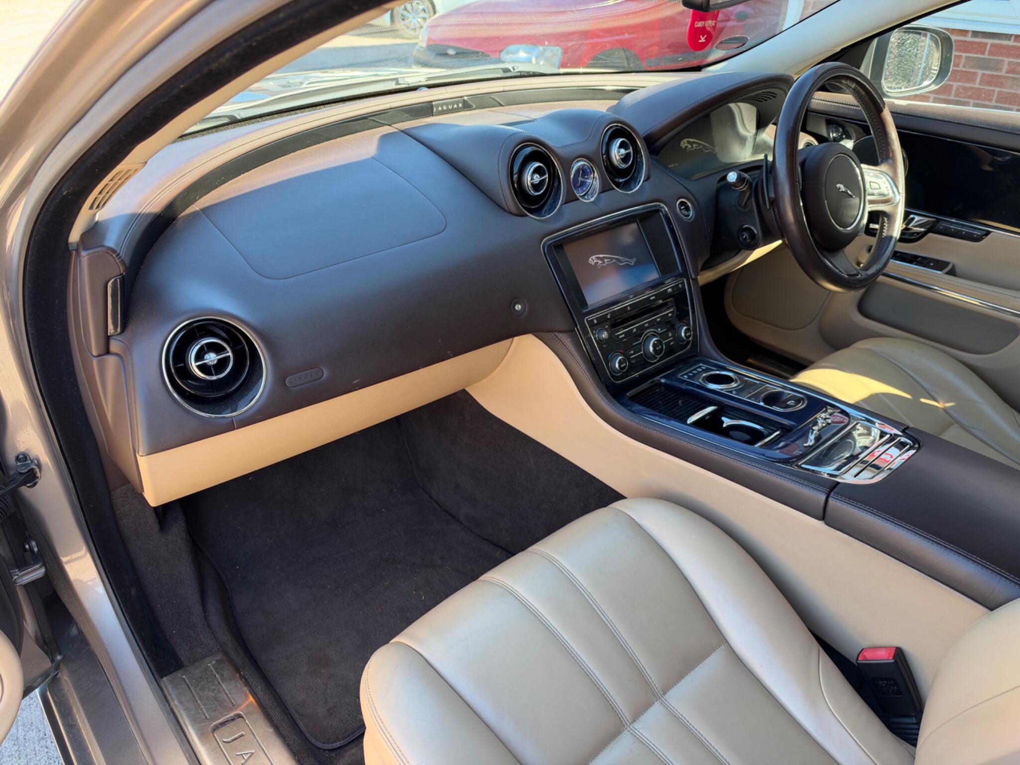 Jaguar XJ view 18