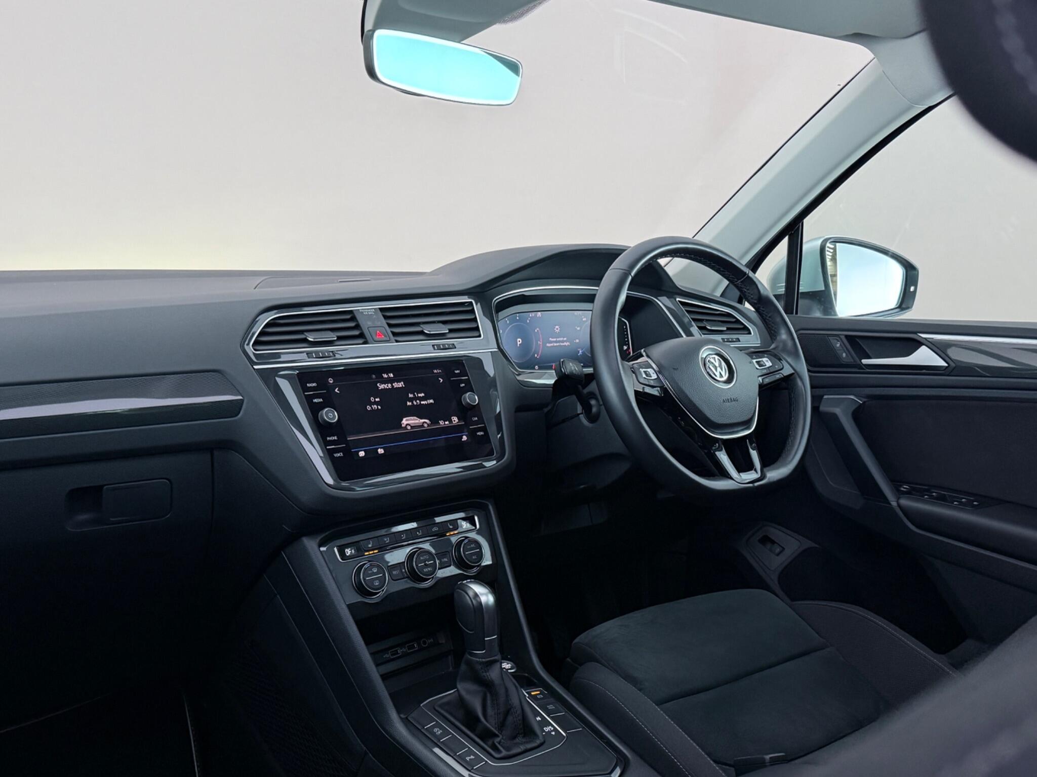 Volkswagen Tiguan view 4