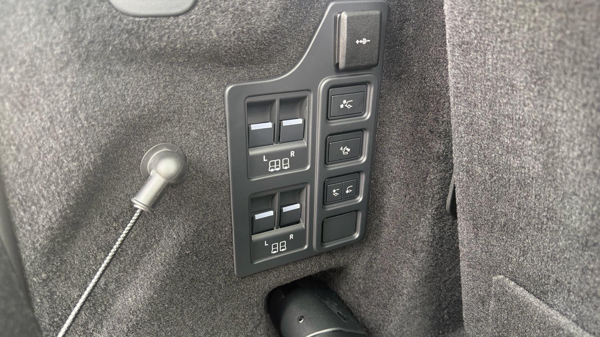 Land Rover Discovery view 18