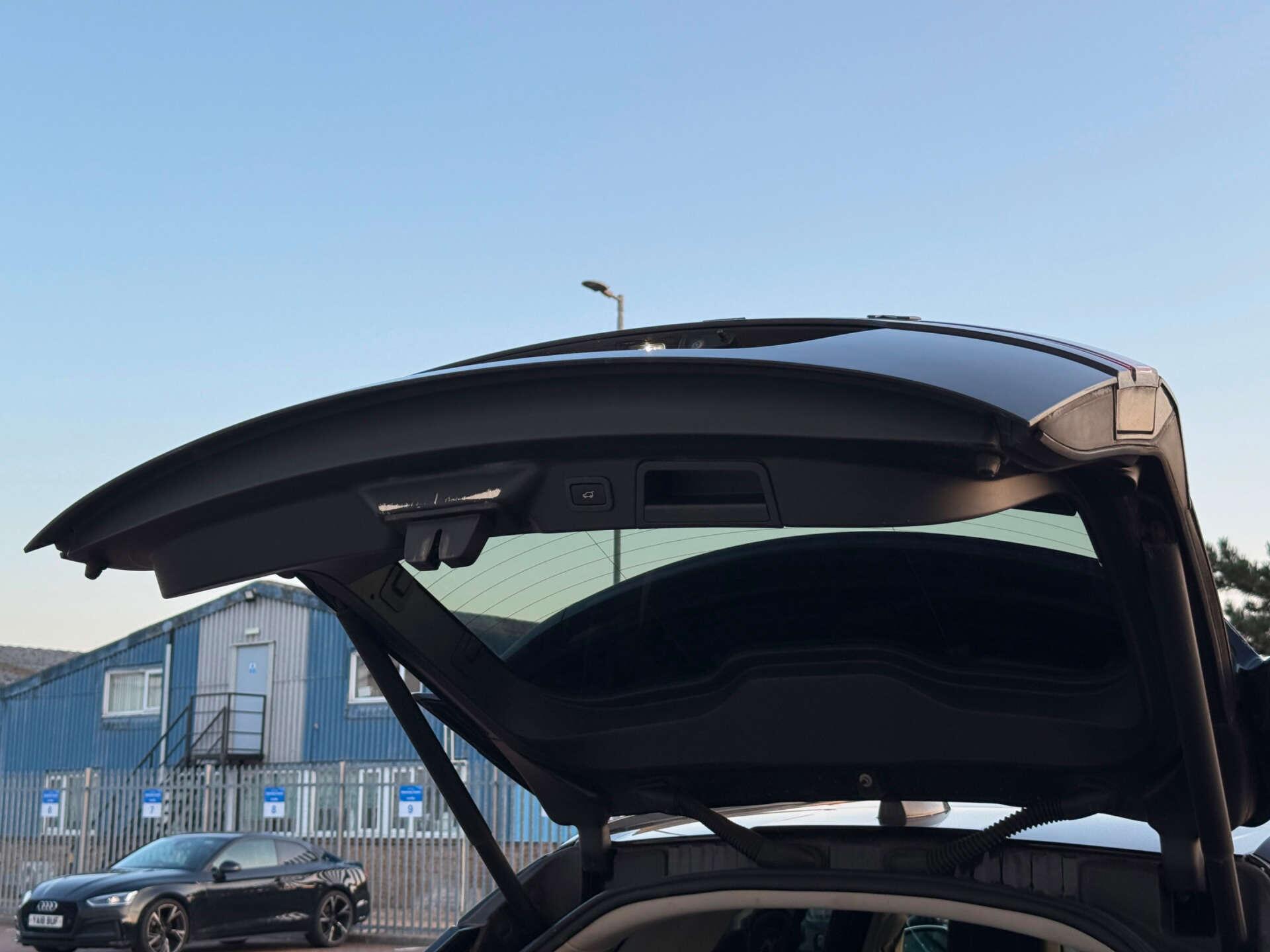 Land Rover Range Rover Velar view 31