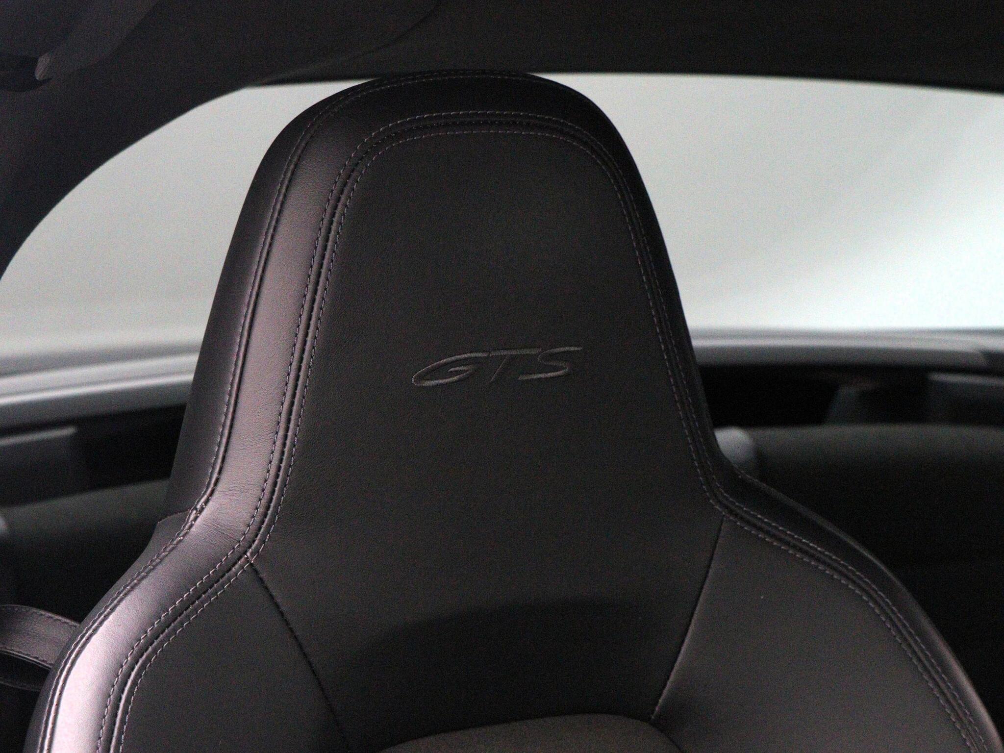 Porsche 911 view 33