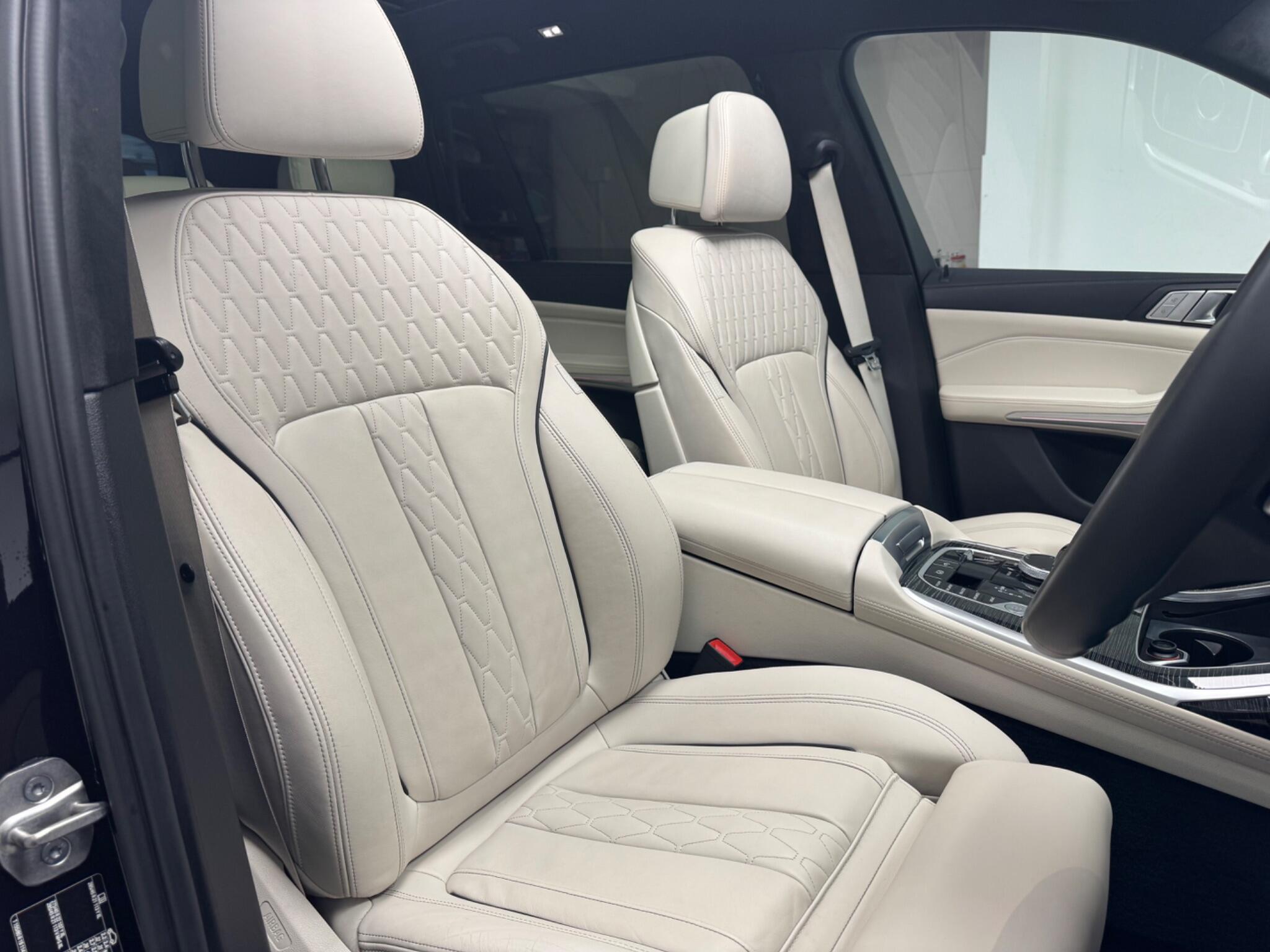 BMW X7 view 11
