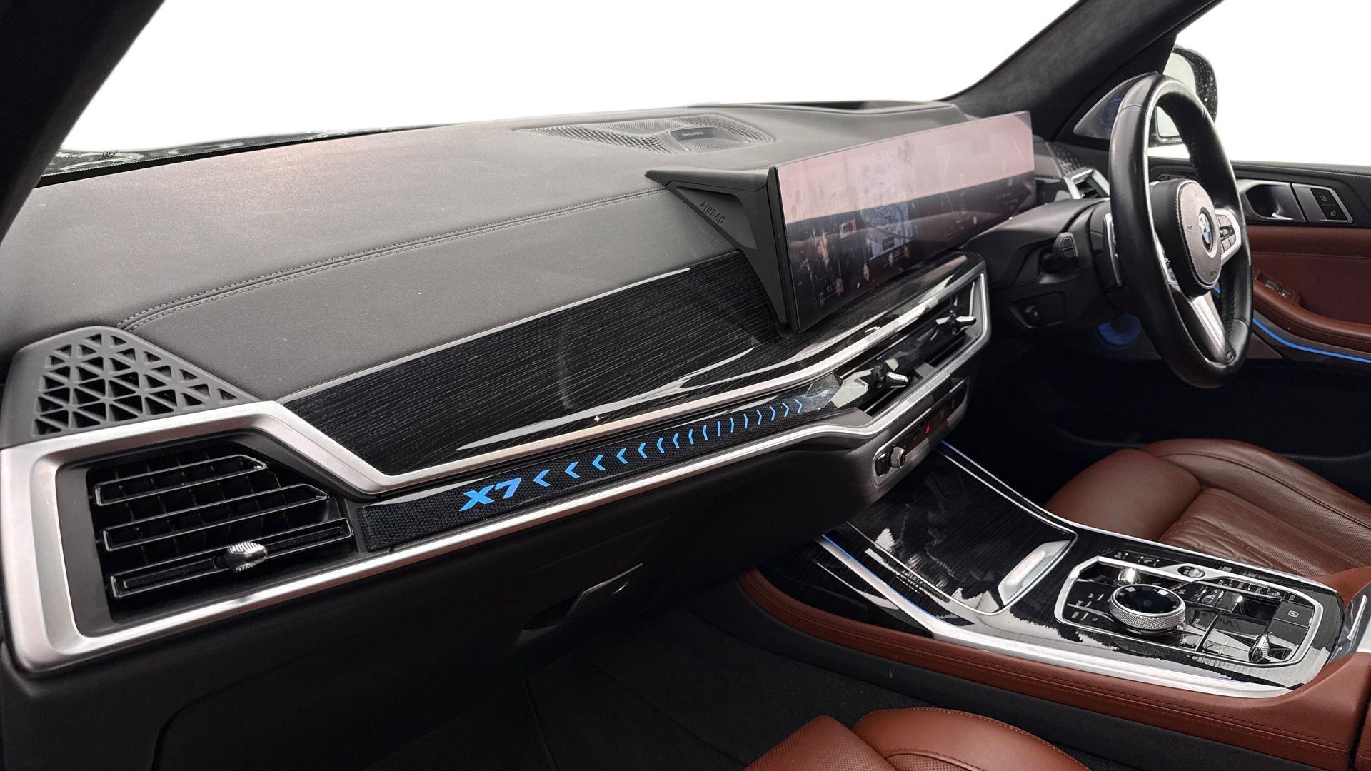 BMW X7 view 7