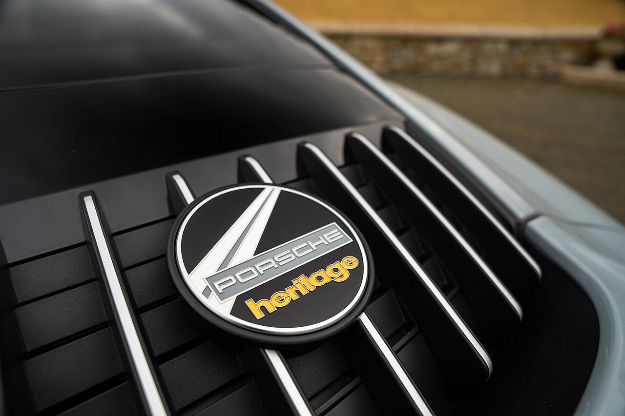 Porsche 911 view 12