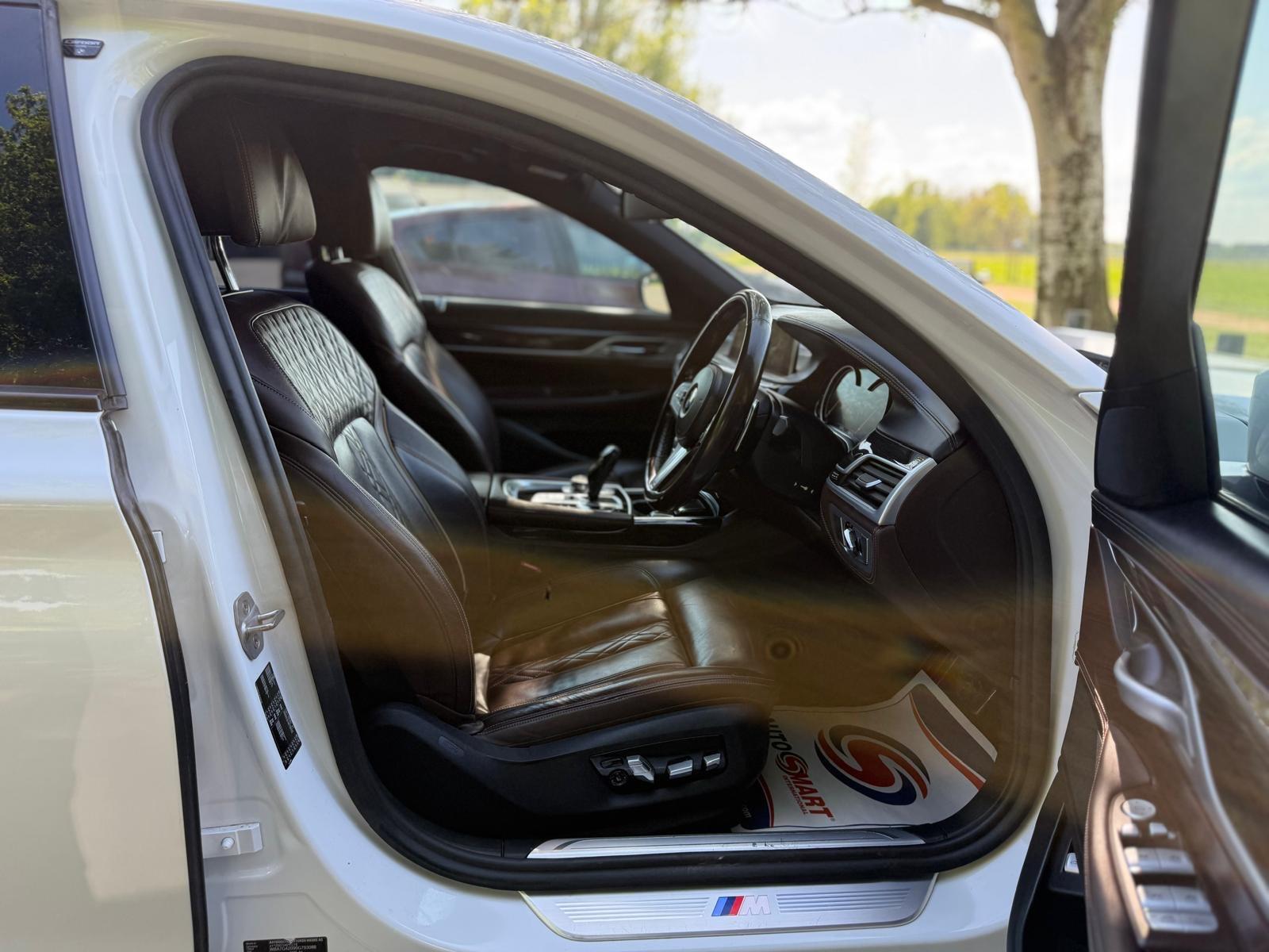 BMW 7 Series view 27