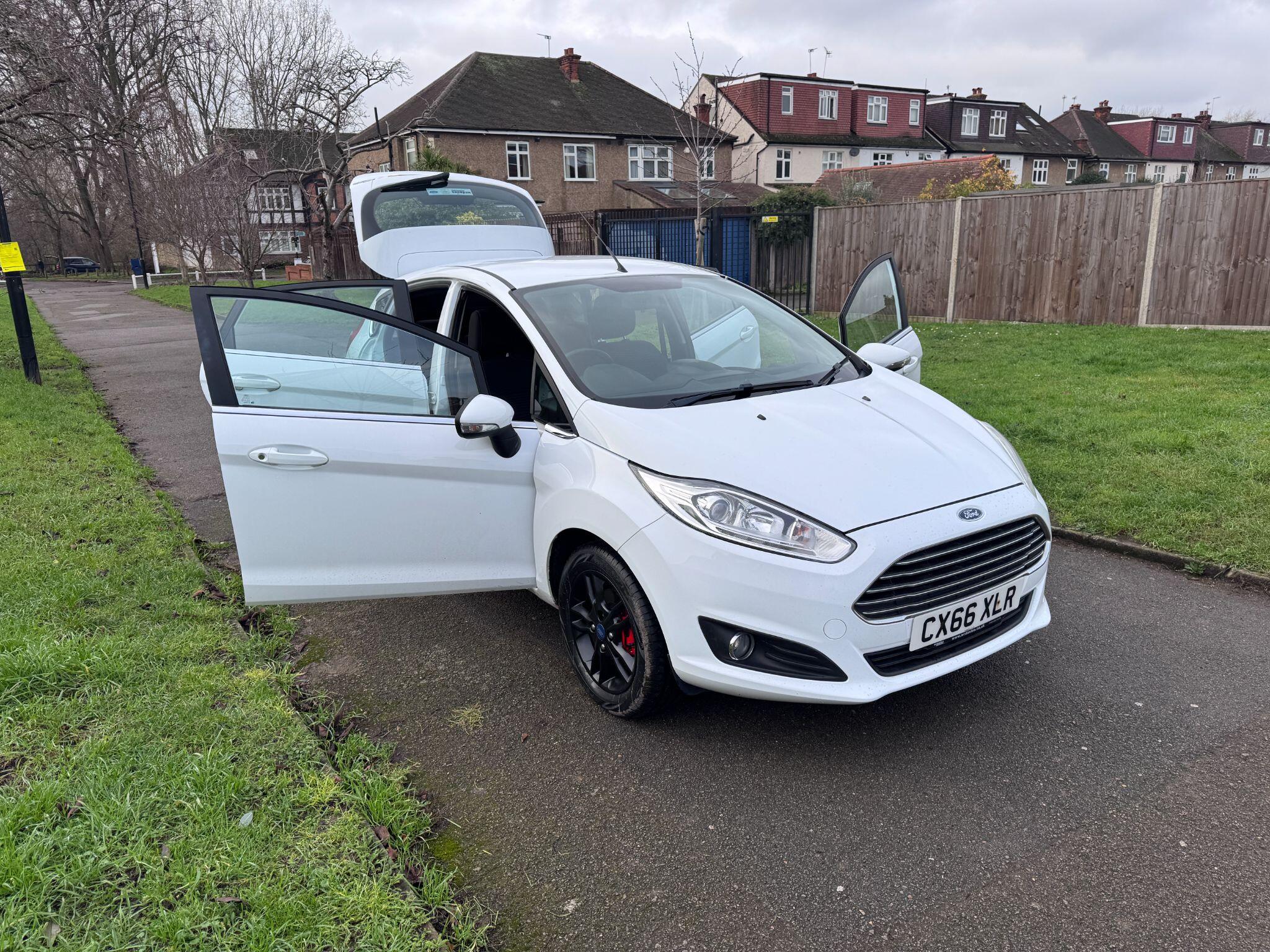 2016 Ford Fiesta image 27
