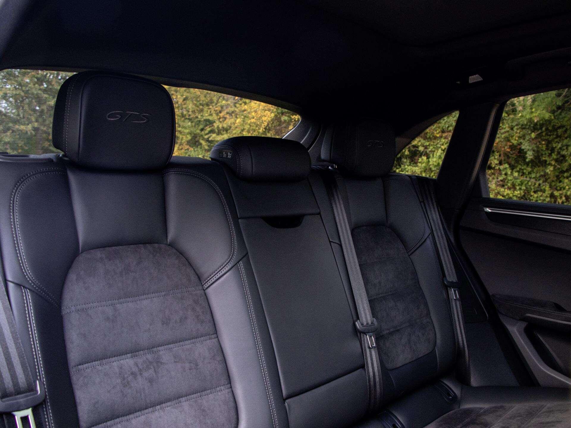 Porsche Macan view 22