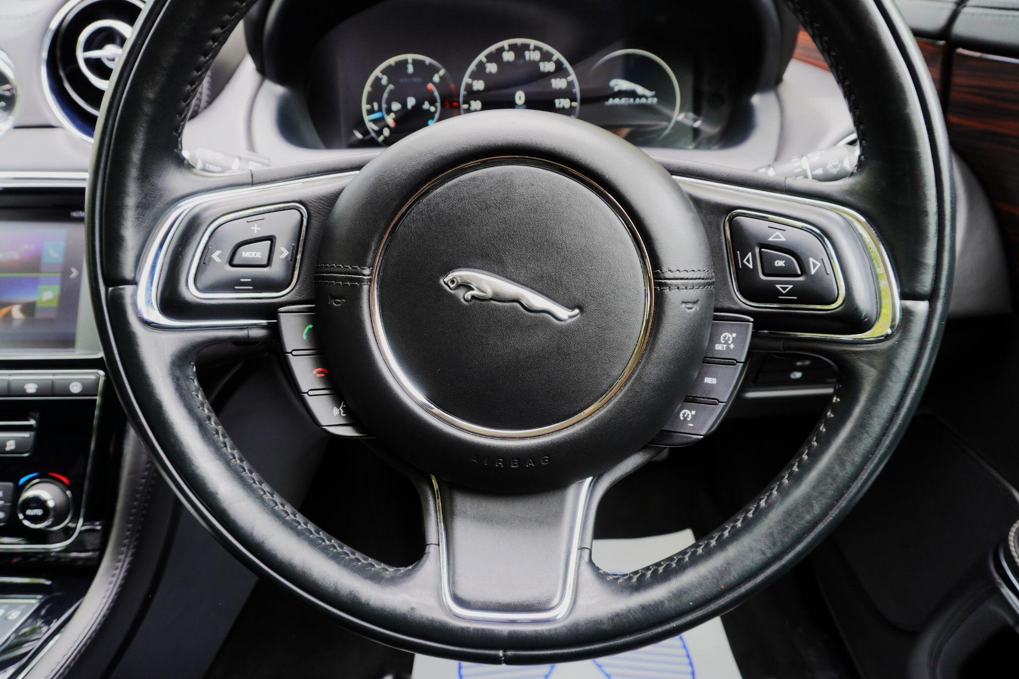 Jaguar XJ view 38